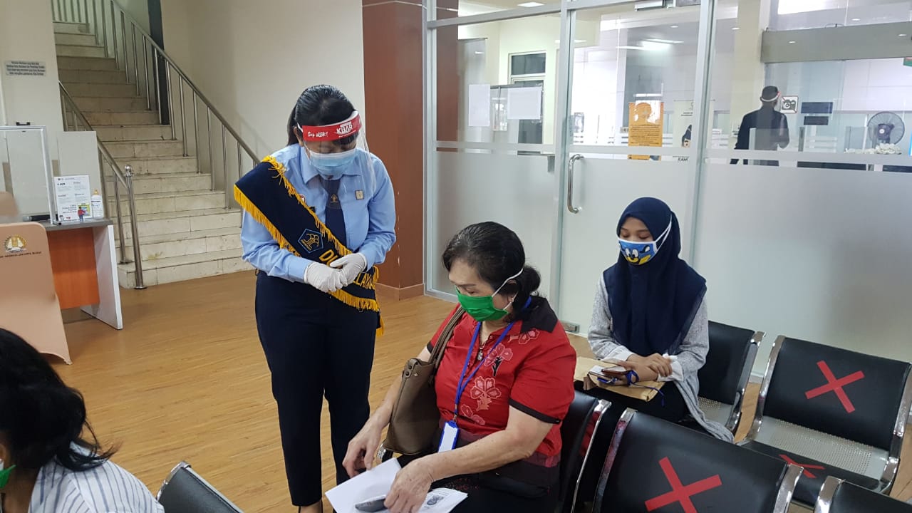  Kantor Imigrasi Kelas I Non TPI Jakarta Barat kembali melayani masyarakat dengan menerapkan protokol kesehatan secara ketat, Senin (15/6). 