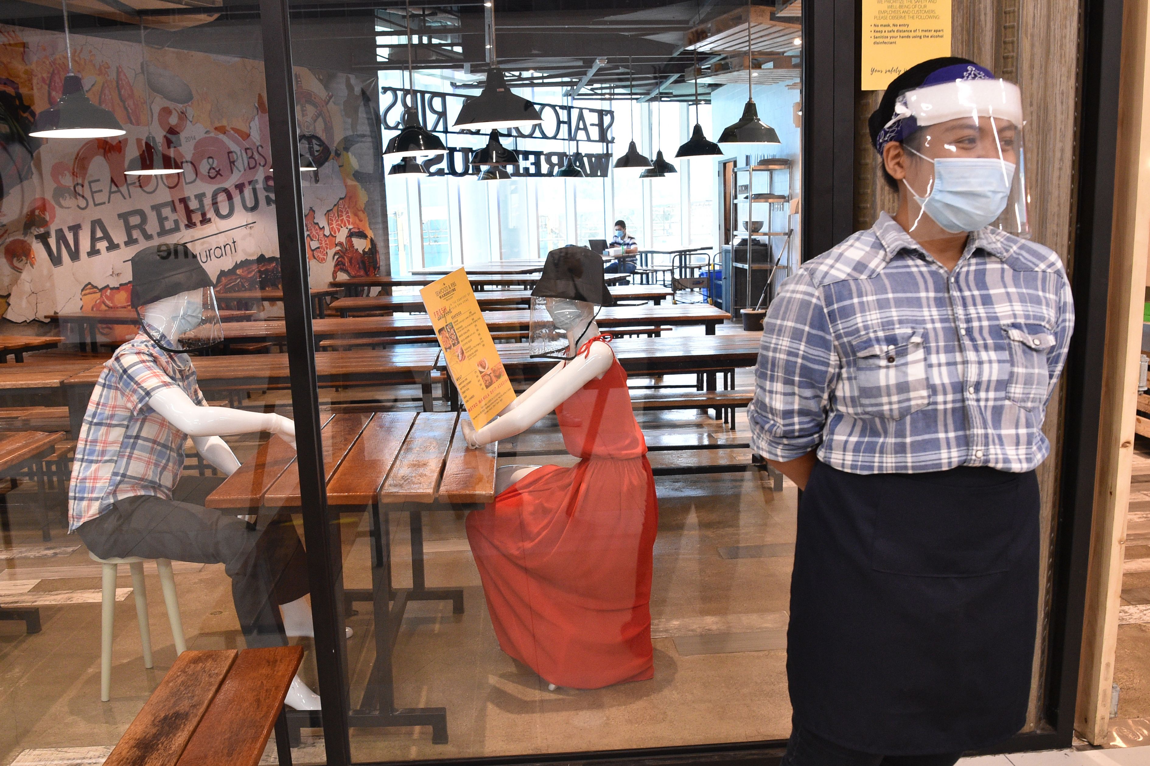 Simulasi pengaturan duduk di restoran di Manila yang diperagakan manekin jika pemerintah mengizinkan makan di tempat (2/6)