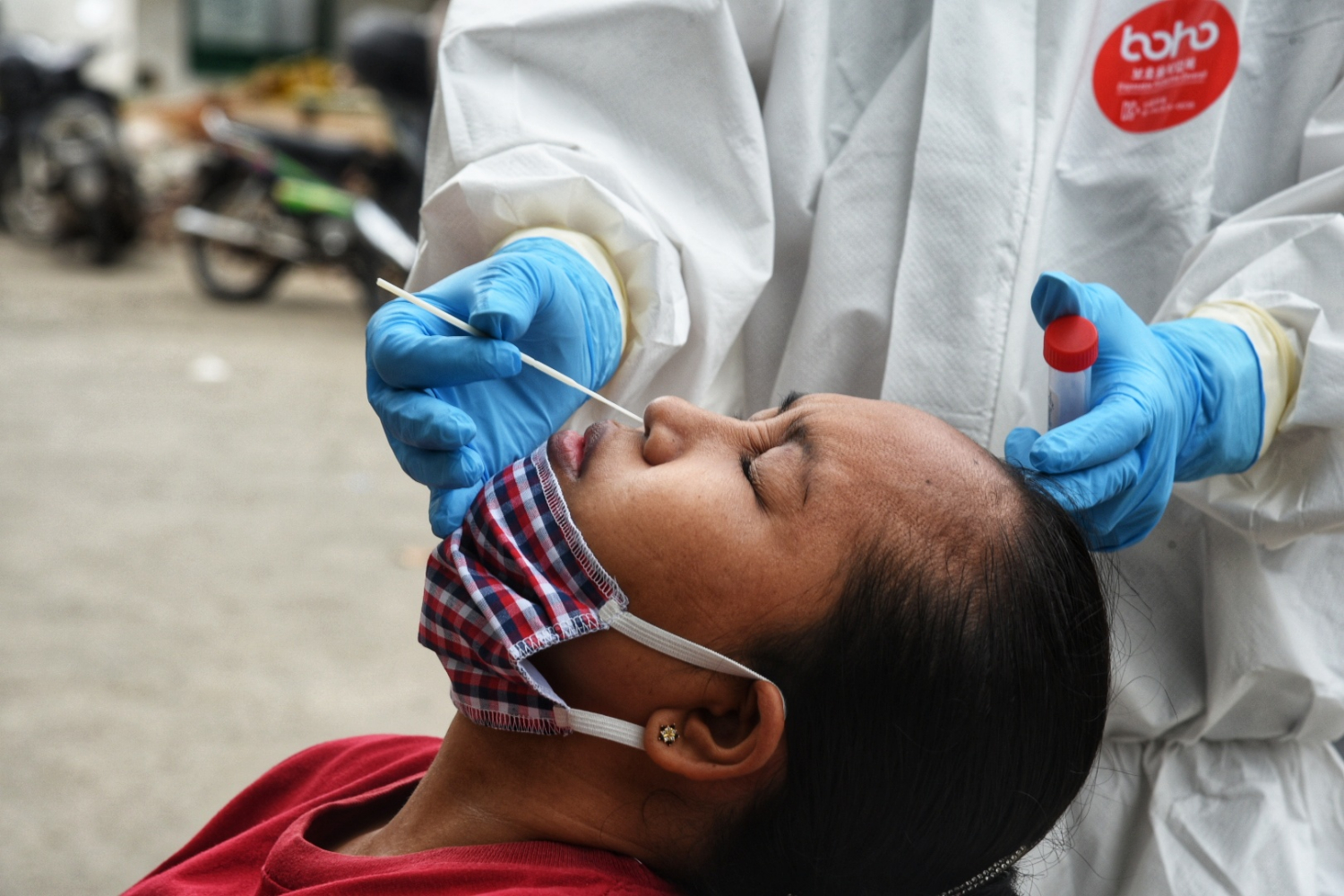 Petugas melakukan swab test massal untuk pedagang di pasar tradisional 