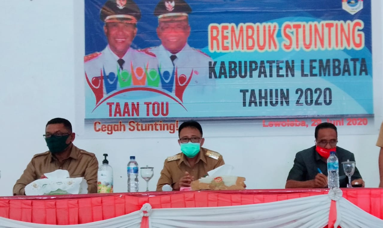 Bupati Lembata  Eliazer Yentji Sunur (tengah) memimpin rembuk stunting dengan melibatkan elemen masyarakat