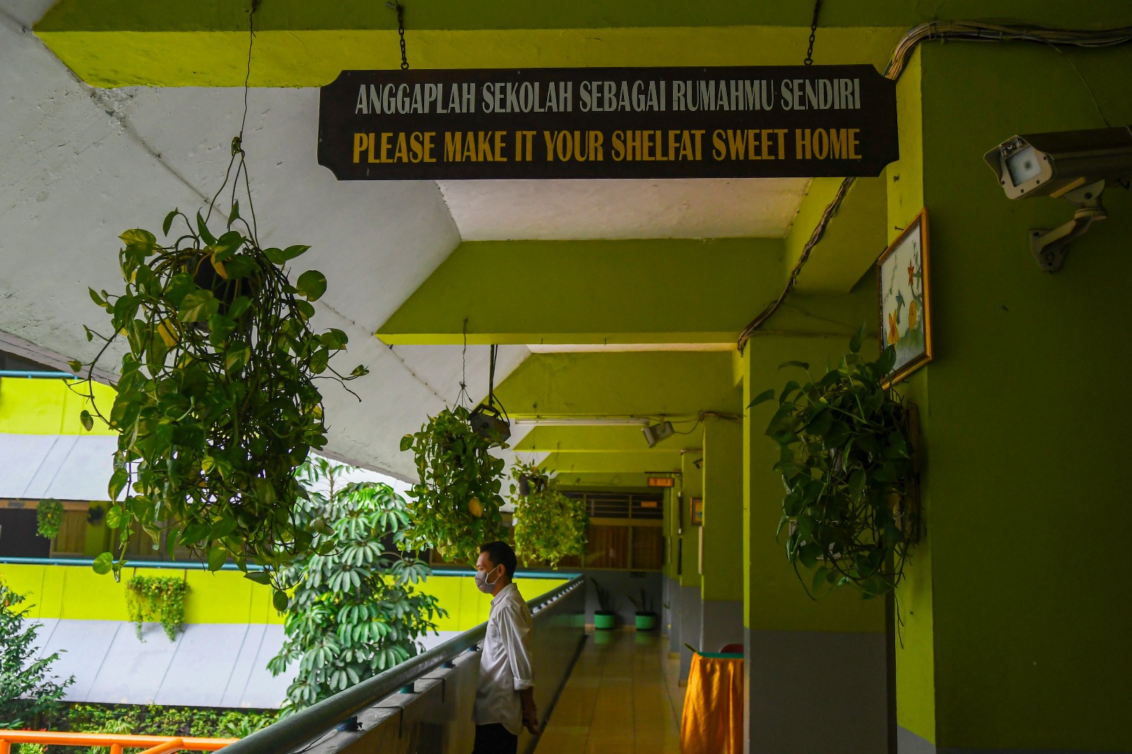 Petugas mengamati suasana SMP 216 Jakarta Pusat, Senin (16/3/2020). 