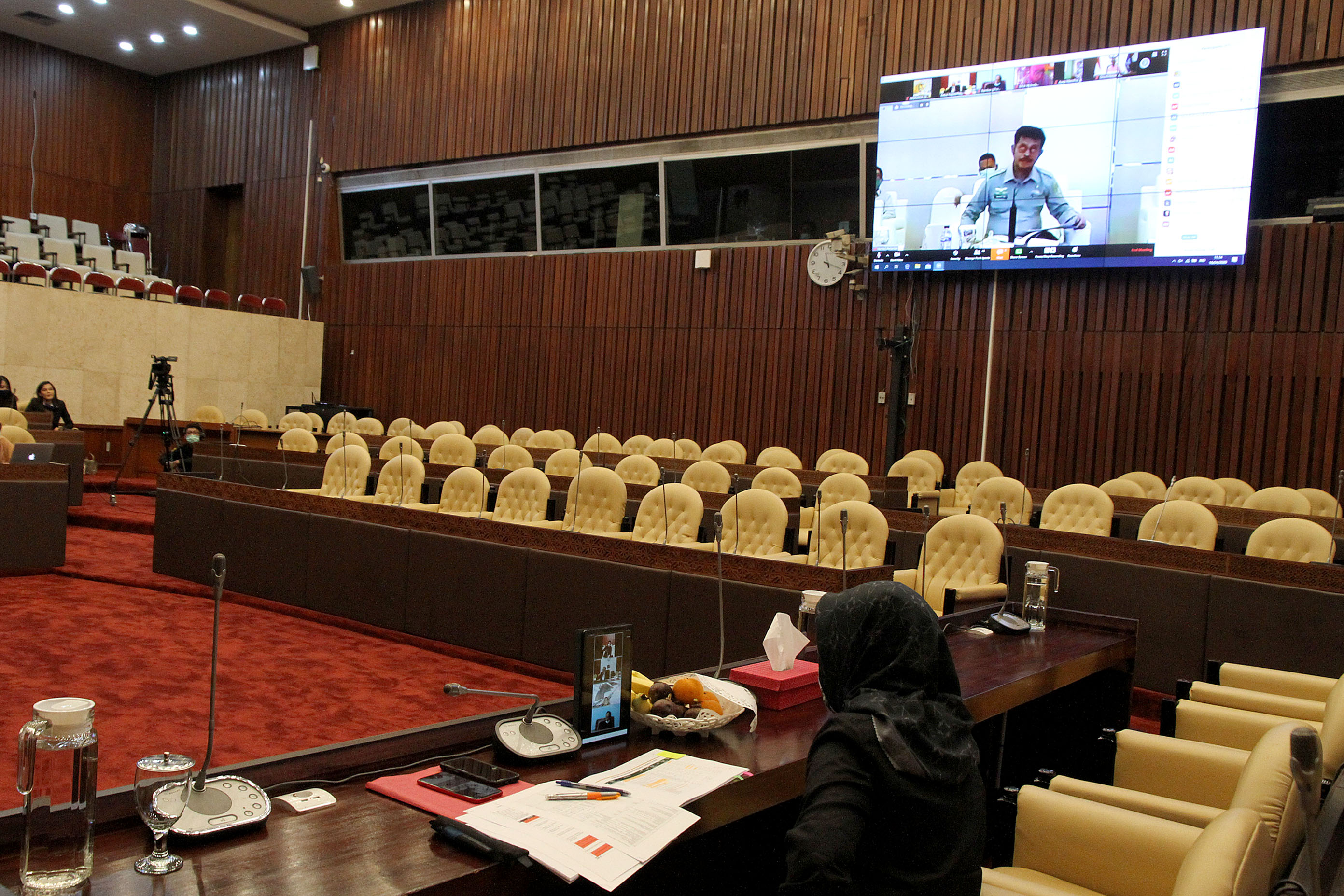 Menteri Pertanian (Mentan) Syahrul Yasin Limpo (dalam layar) saat rapat kerja secara virtual dengan Komisi IV DPR di Jakarta.