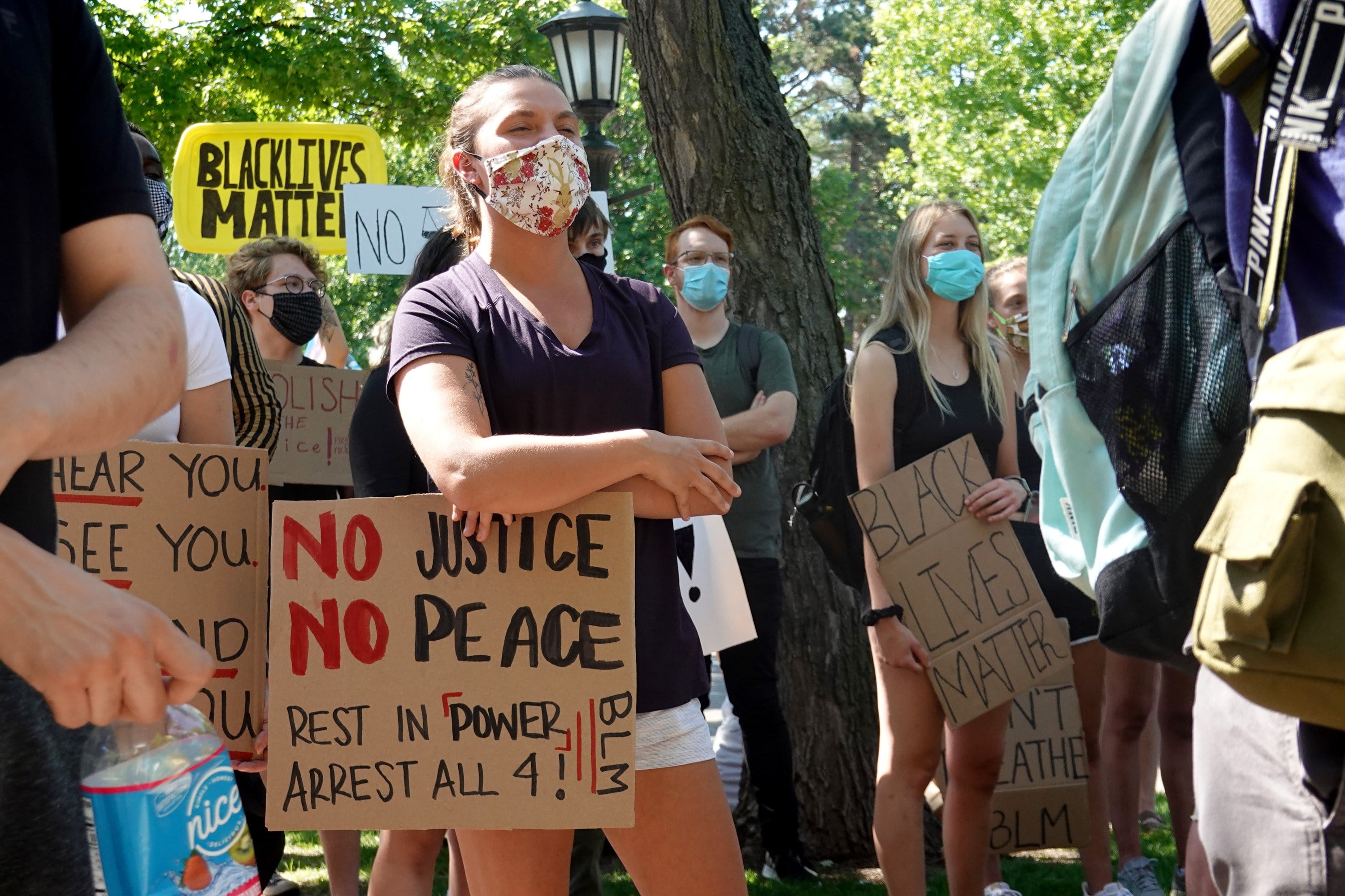 Demonstran melakukan protes atas kematian George Floyd di depan kantor Gubernur Minnesota