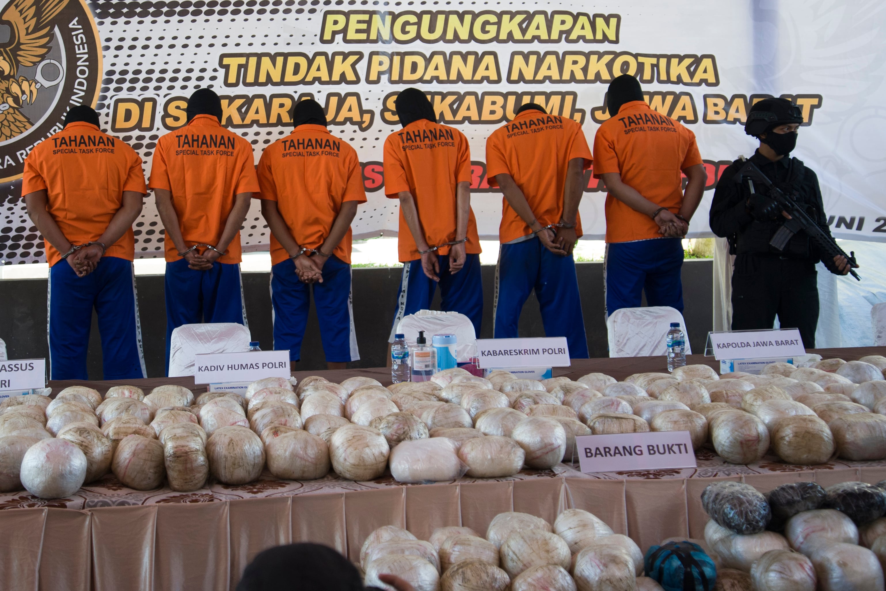 Tim Satgasus Merah Putih Polri berhasil menangkap enam pelaku sindikat internasional dan barang bukti narkotika jenis sabu seberat 402 kg. 