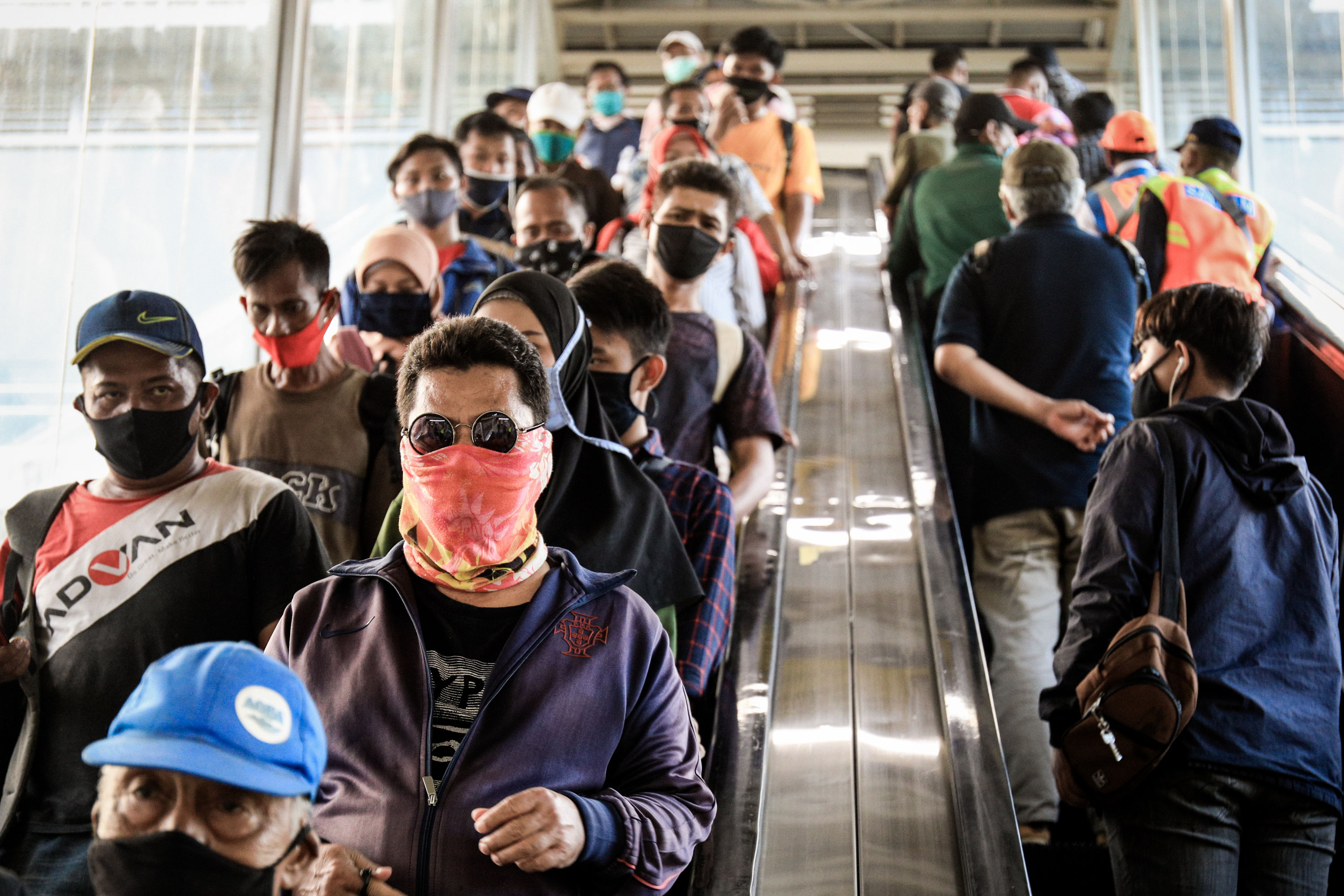 Suasana Stasiun Tanah Abang yang dipadati penumpang.