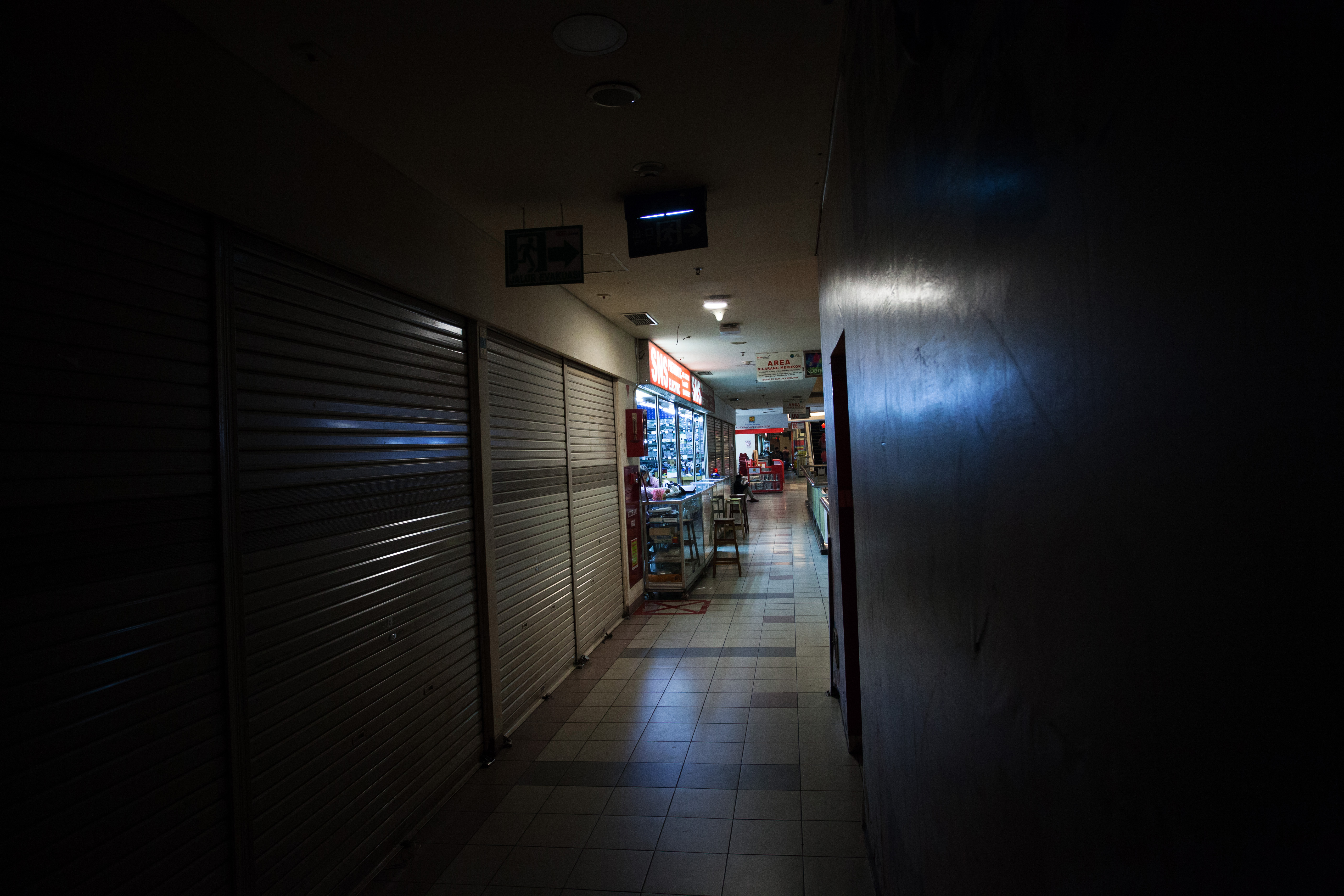 Suasana pertokoan yang masih belum beroperasi sepenuhnya di LTC Glodok , Jakarta, Kamis (5/6). 