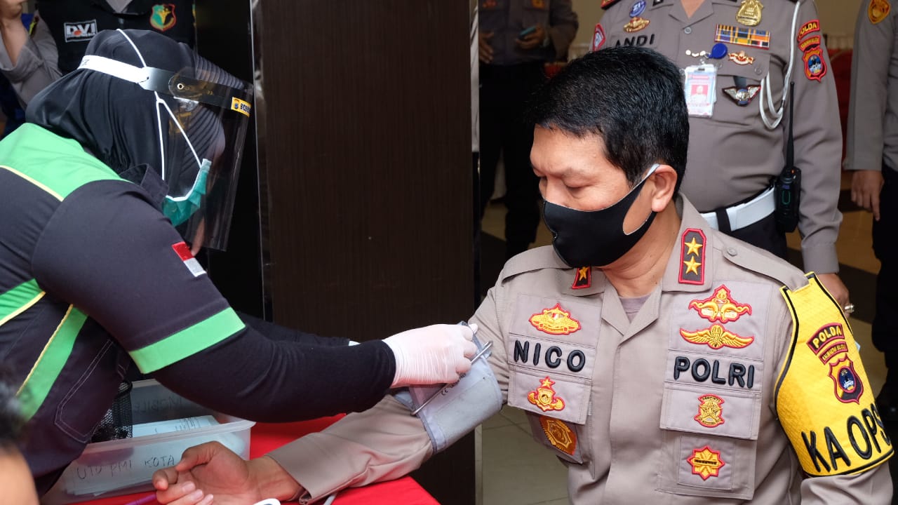 Kapolda Kalimantan Selatan (Kalsel) Irjen Pol. Dr. Nico Afinta melaksanakan Donor Darah dalam memperingati Hari Bhayangkara ke-74.