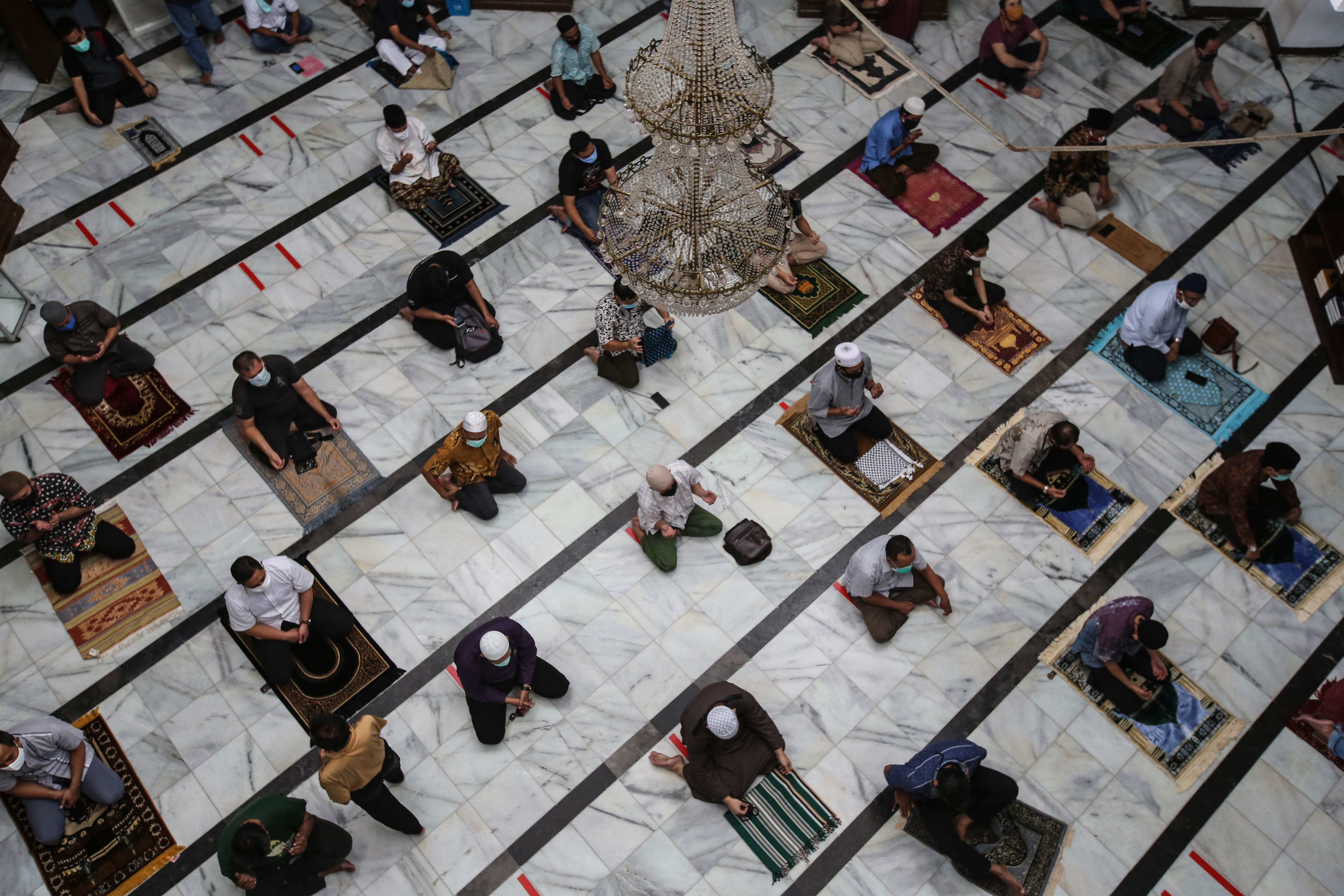 Pelaksanaan salat Jumat di masjid Cut Meutia Jakarta