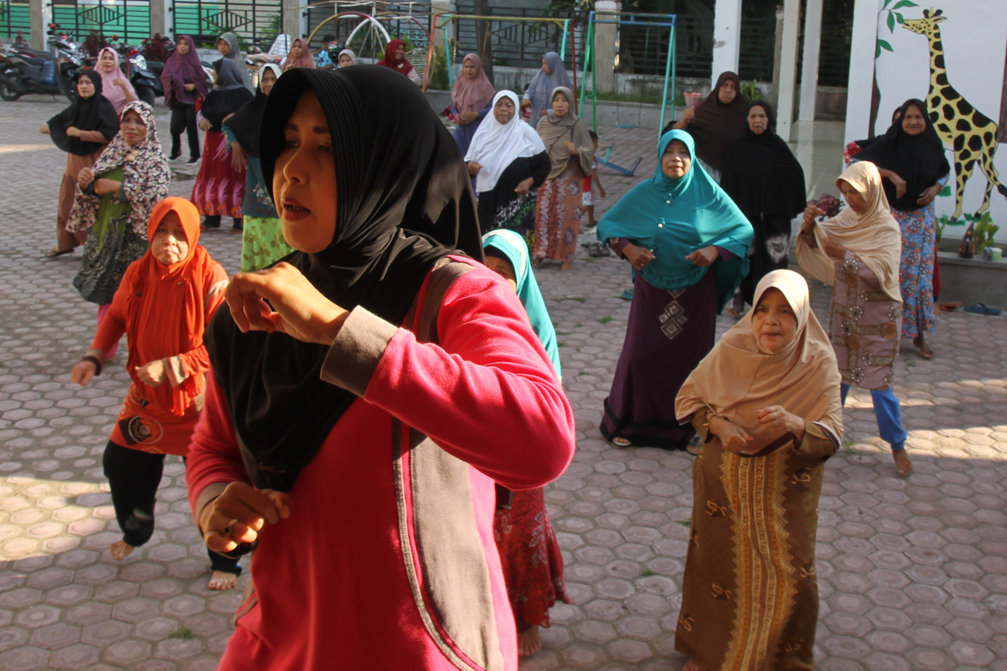 Warga lansia di Aceh melakukan senam untuk menjaga kesehatan tubuh.