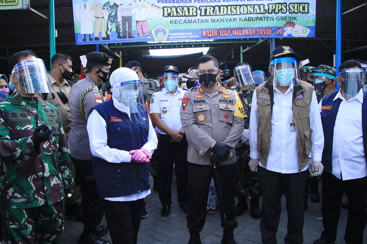 Gubernur Jatim Khofifah Indar Parawansa beserta Kapolda Jatim dan Pangdam V Brawijaya  meninjau pasar tangguh. 