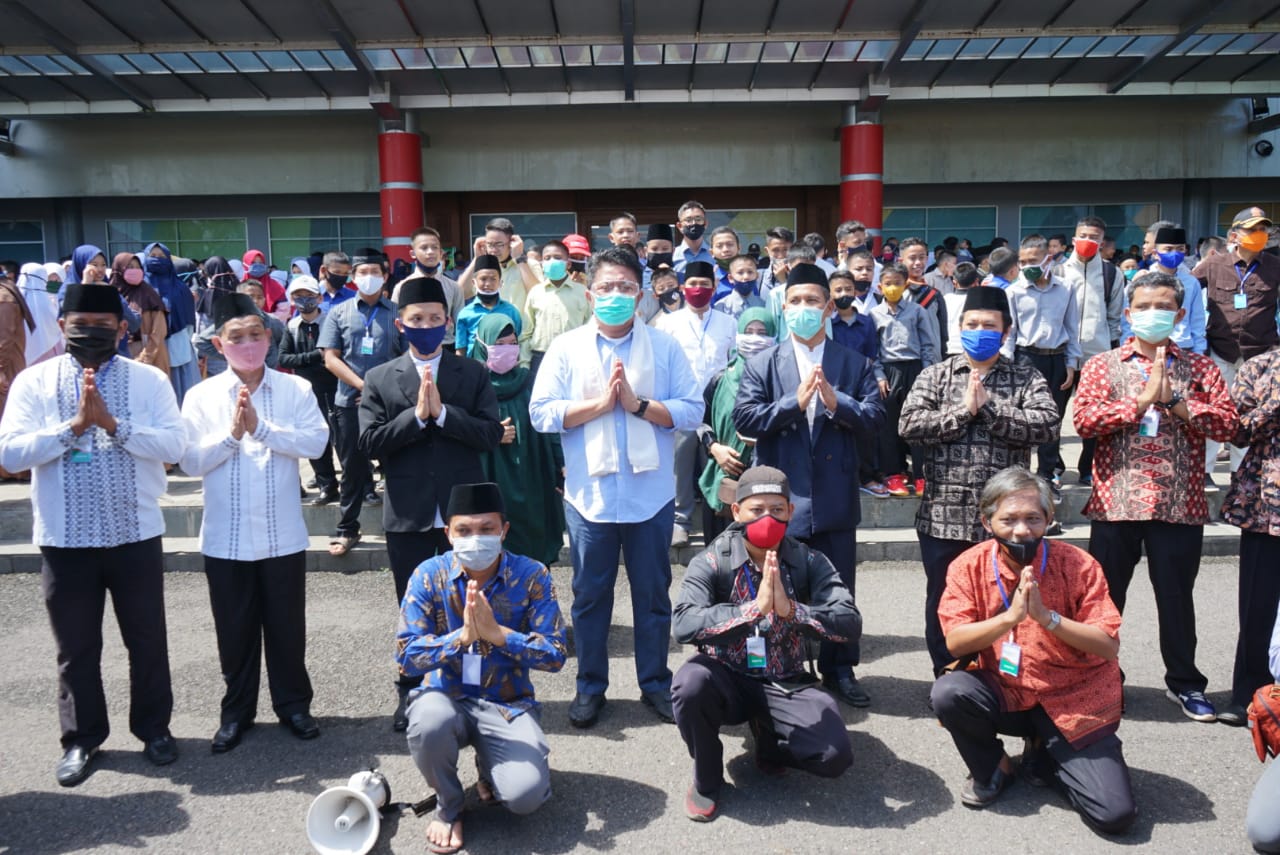 Gubernur Sumsel Herman Deru melepas keberangkatan ratusan santri dan mahasiswa menempuh pendidikan di ponpes Gontor, Jatim, Senin (22/6).