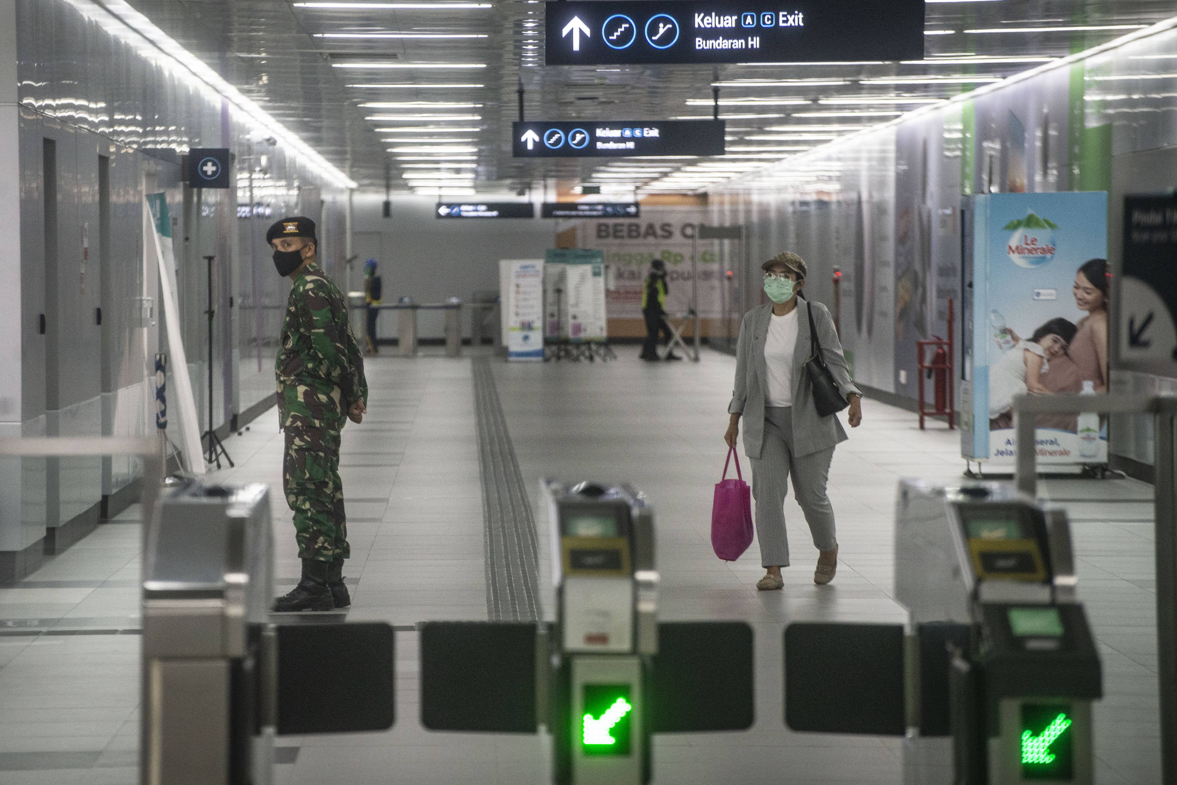 Prajurit TNI berjaga di Stasiun MRT Bundaran HI untuk menertibkan protokol kesehtan selama pandemi covid-19
