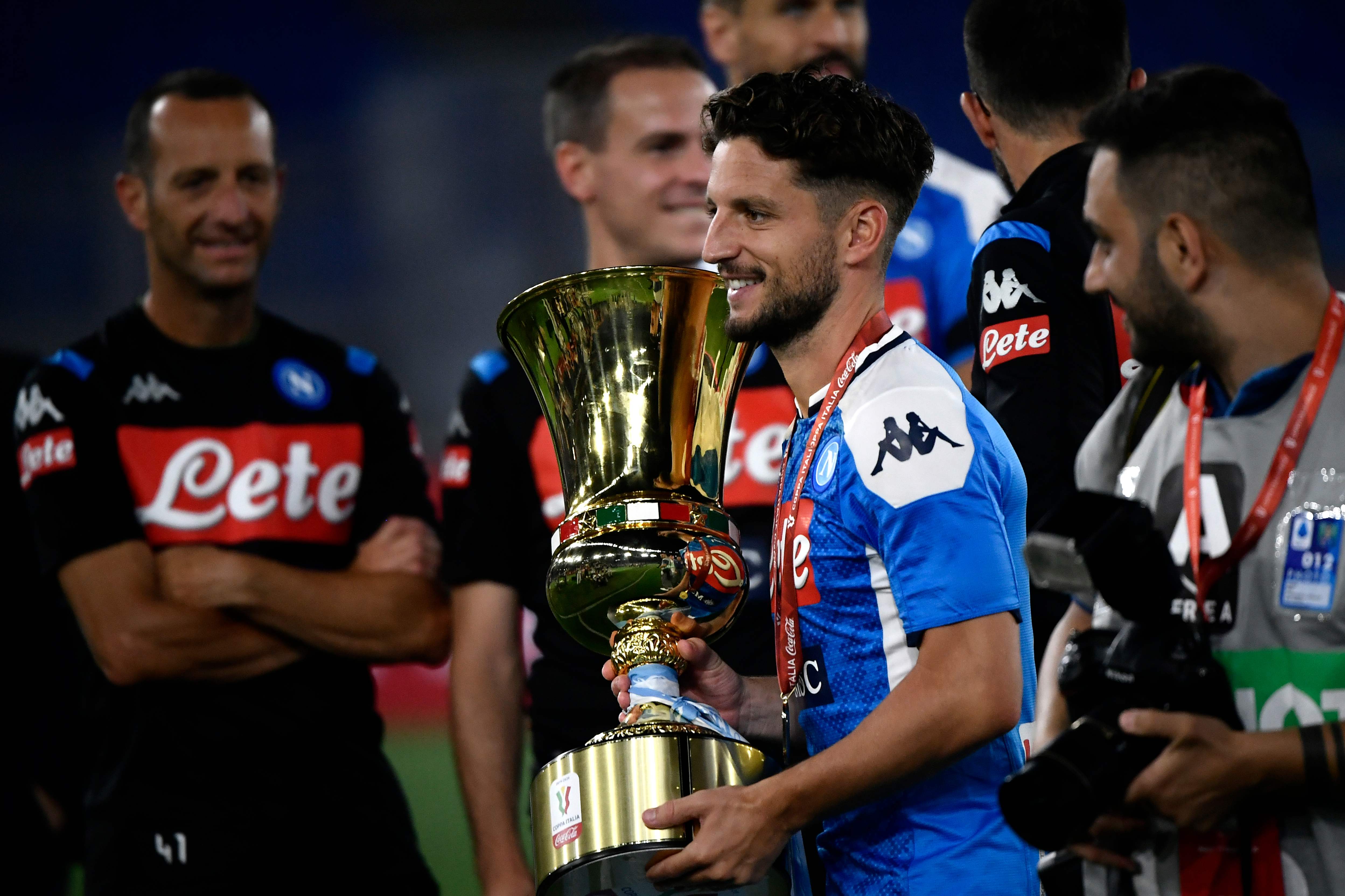 Penyerang Napoli, Dries Mertens membawa Piala Coppa Italia setelah menang adu penalti 4-2 melawan Juventus, Rabu (17/6/2020)