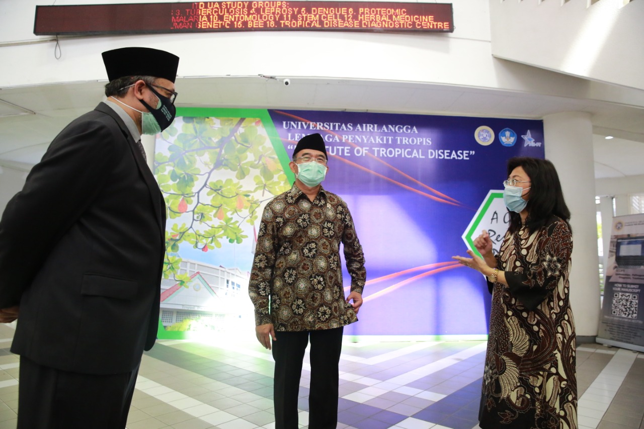 Menko PMK Muhadjir Effendy saat berkunjung ke Unair