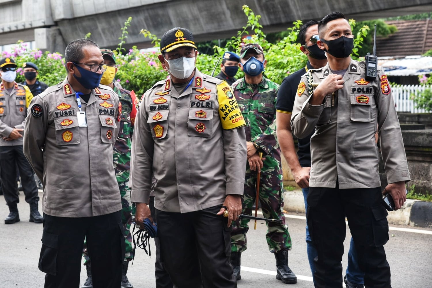 Kapolda Metro Jaya Inspektur Jenderal Nana Sudjana (tengah)