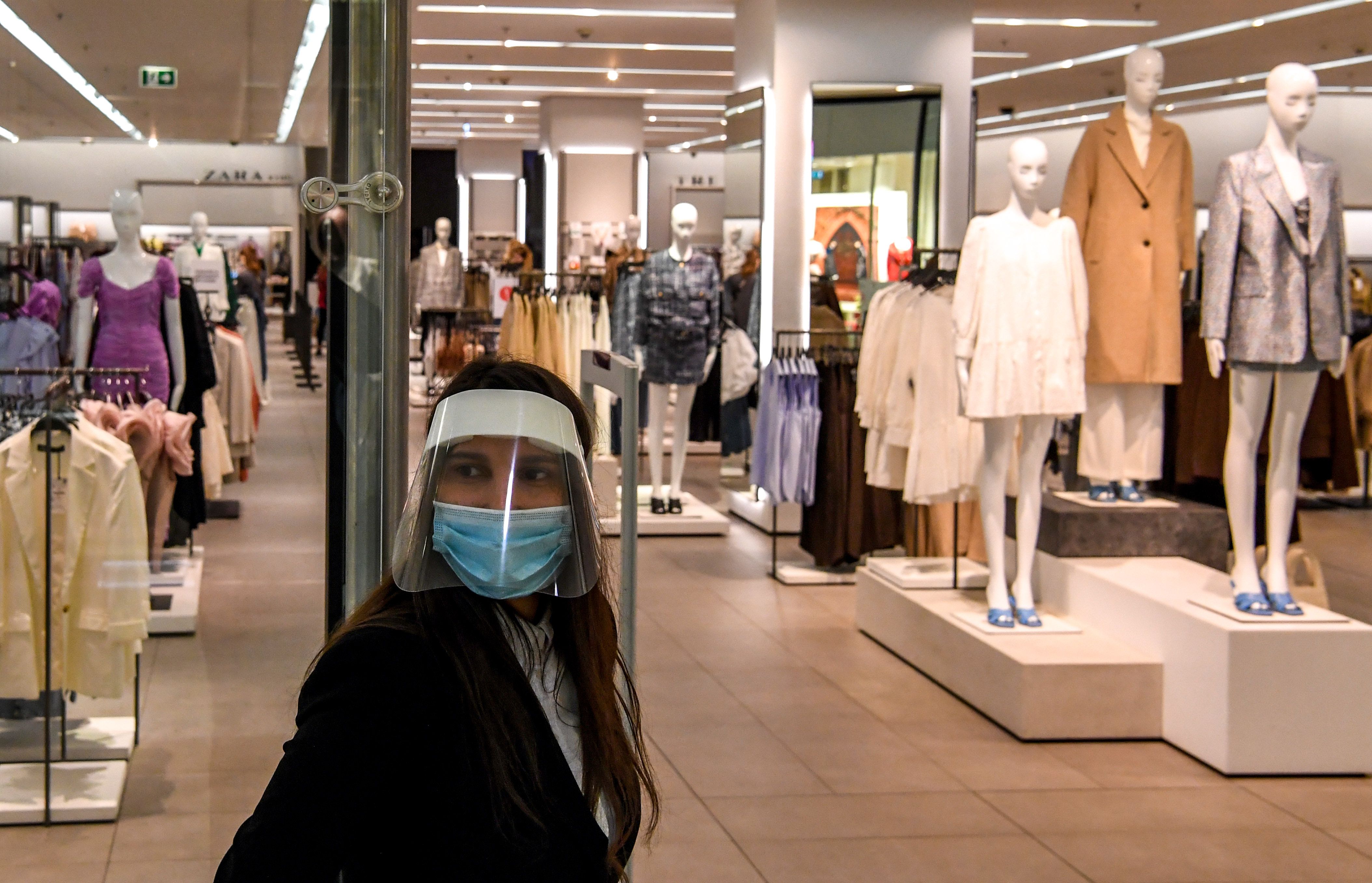 SPG di Evropeyskiy shopping mall di Moscow memakai face shied (1/6/2020)