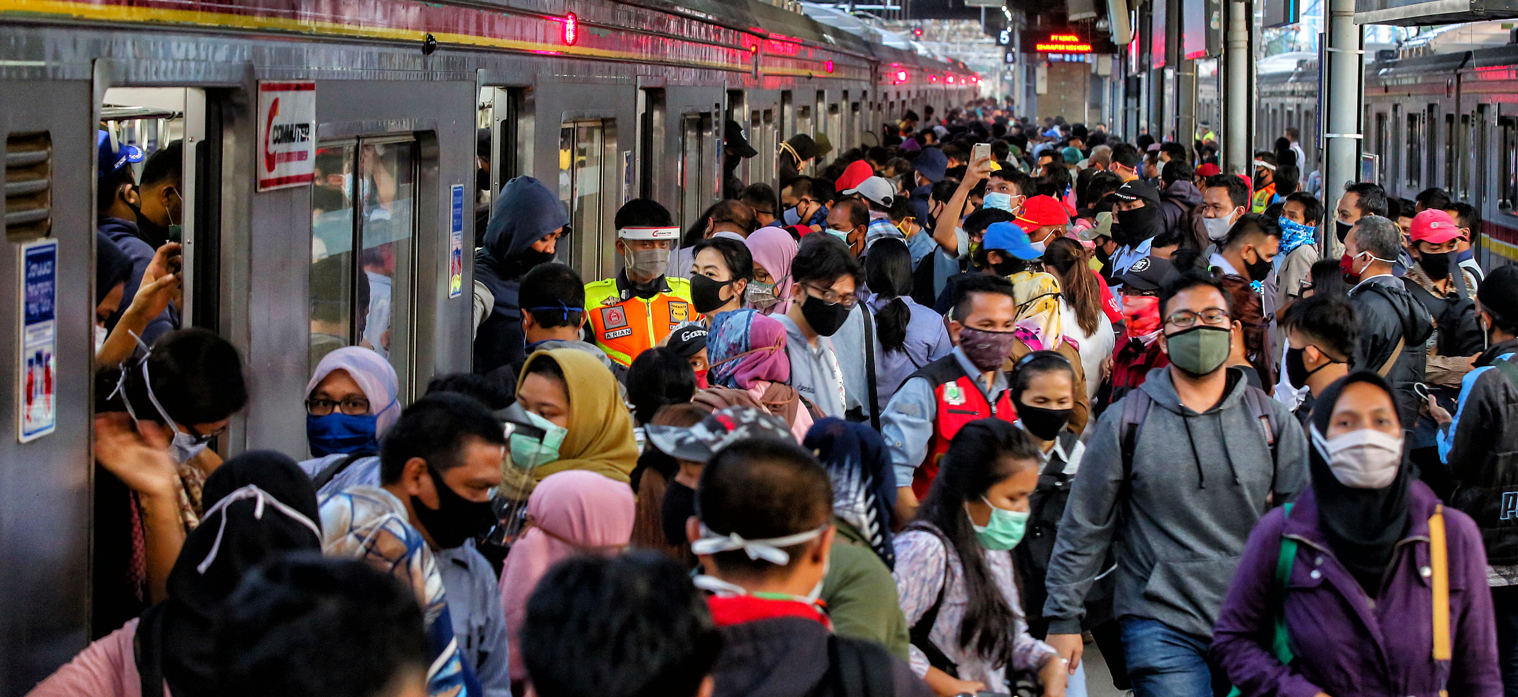 Penumpang berdesakan saat akan masuk gerbong kereta rel listrik di Stasiun Tanah Abang, kemarin.