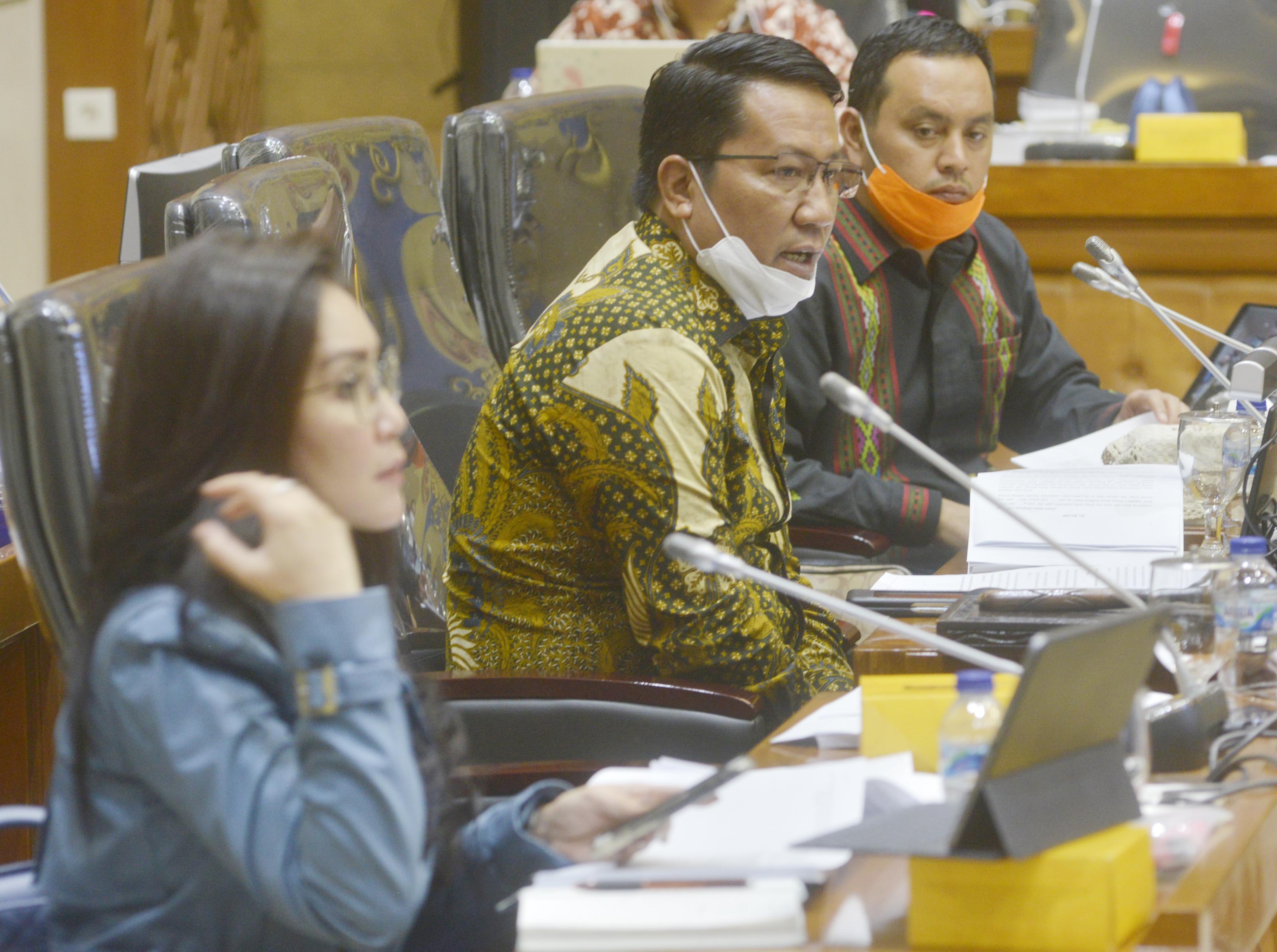 Baleg DPR-RI Supratman Andi Agtas (tengah) bersama dengan Wakil Ketua Baleg Willy Aditya (kanan) dan Rieke Diah Pitaloka (kiri).