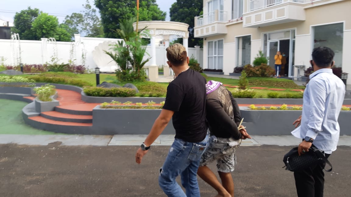 Satnarkoba Polres Tasikmalaya membawa FR tersangka pengedar narkoba yang ditangkap di sebuah hotel di Kecamatan Cipedes, Selasa (9/6/2020).