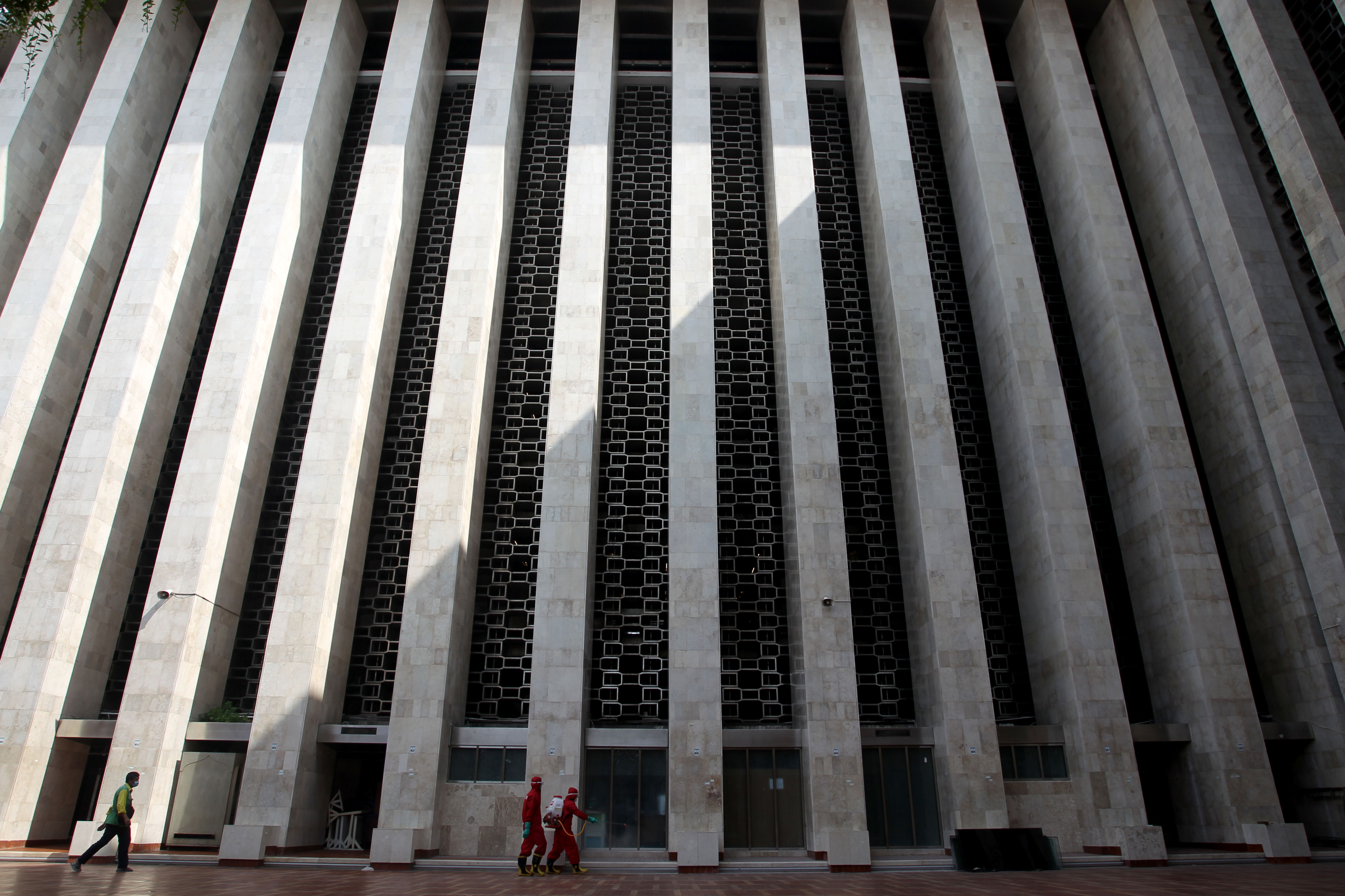 Petugas pemadam kebakaran dan penyelamatan Provinsi DKI menyemprotkan disinfektan di Masjid Istiqlal Jakarta, Rabu (3/6)