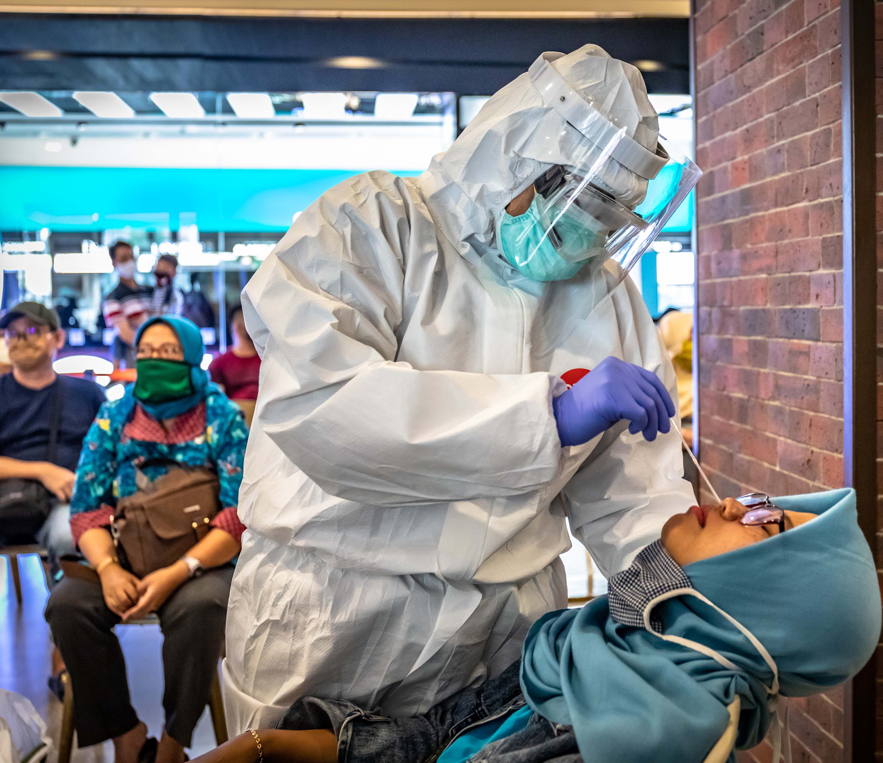  Petugas medis melakukan tes swab COVID-19 terhadap seorang pengunjung di salah satu pusat perbelanjaan modern Kota Semarang