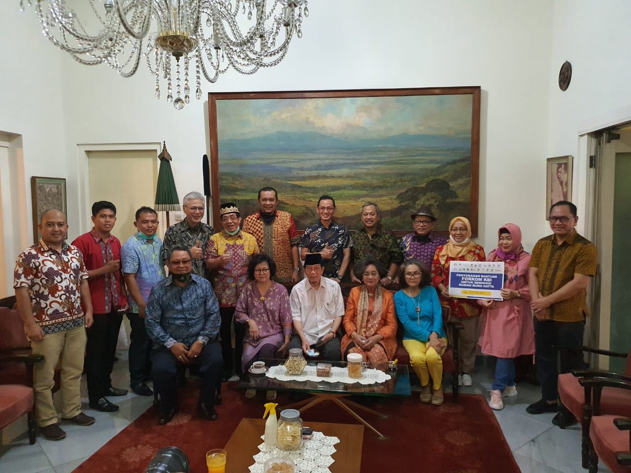 Forkom KBI menyerahkan bantuan dana renovasi rumah Bung Hatta Rp825 juta, Sabtu (20/6)