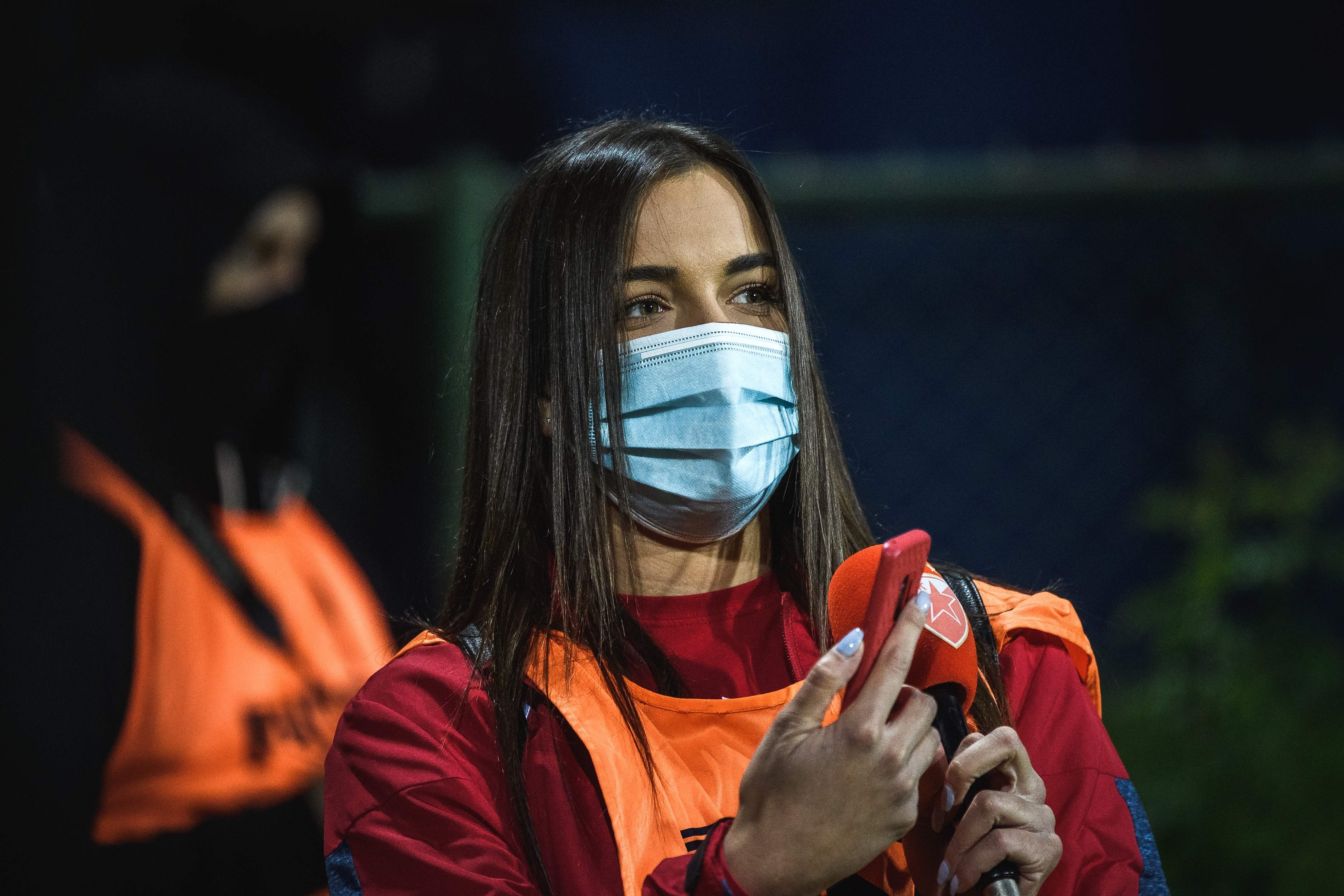 SeoraWartawati di Serbia mengenakan masker saat meliput laga FC Rad VS FC Crvena Zvezda. Sedikitnya 127 jurnalis tewas akibat covid-19 