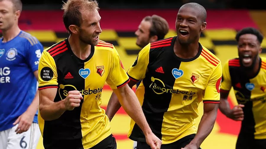 Pemain Watford merayakan gol Craig Dawson