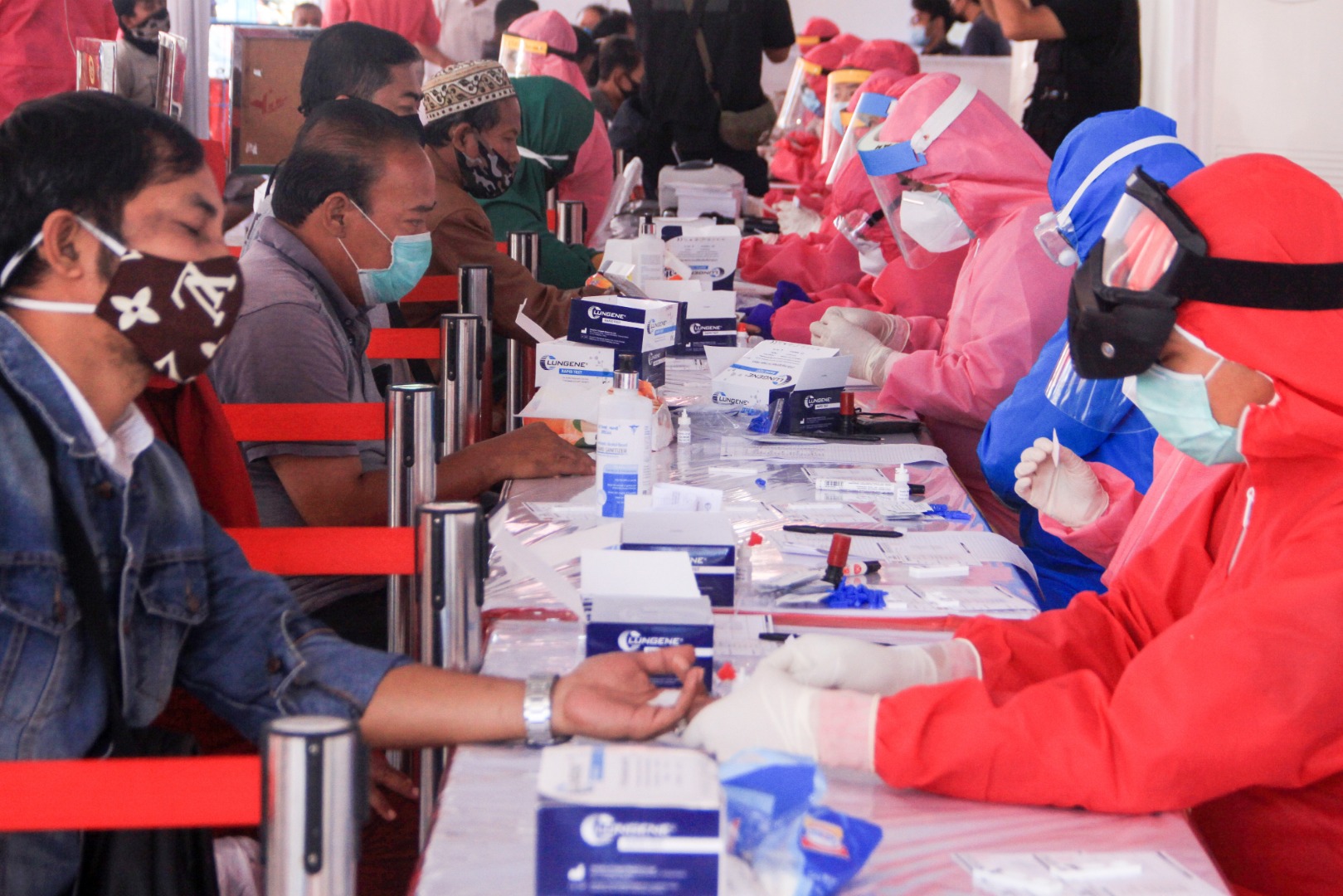 Petugas melakukan tes diagnostik cepat COVID-19 (Rapid Test) warga secara massal di pasar Taman, Sepanjang, Sidoarjo