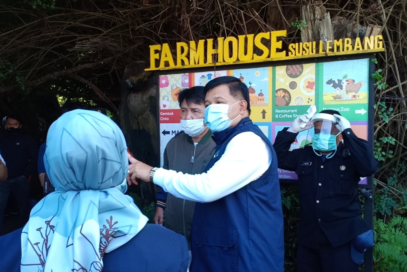 Bupati Bandung Barat Aa Umbara Sutisna saat meninjau Farm House Lembang, Jumat (12/6).