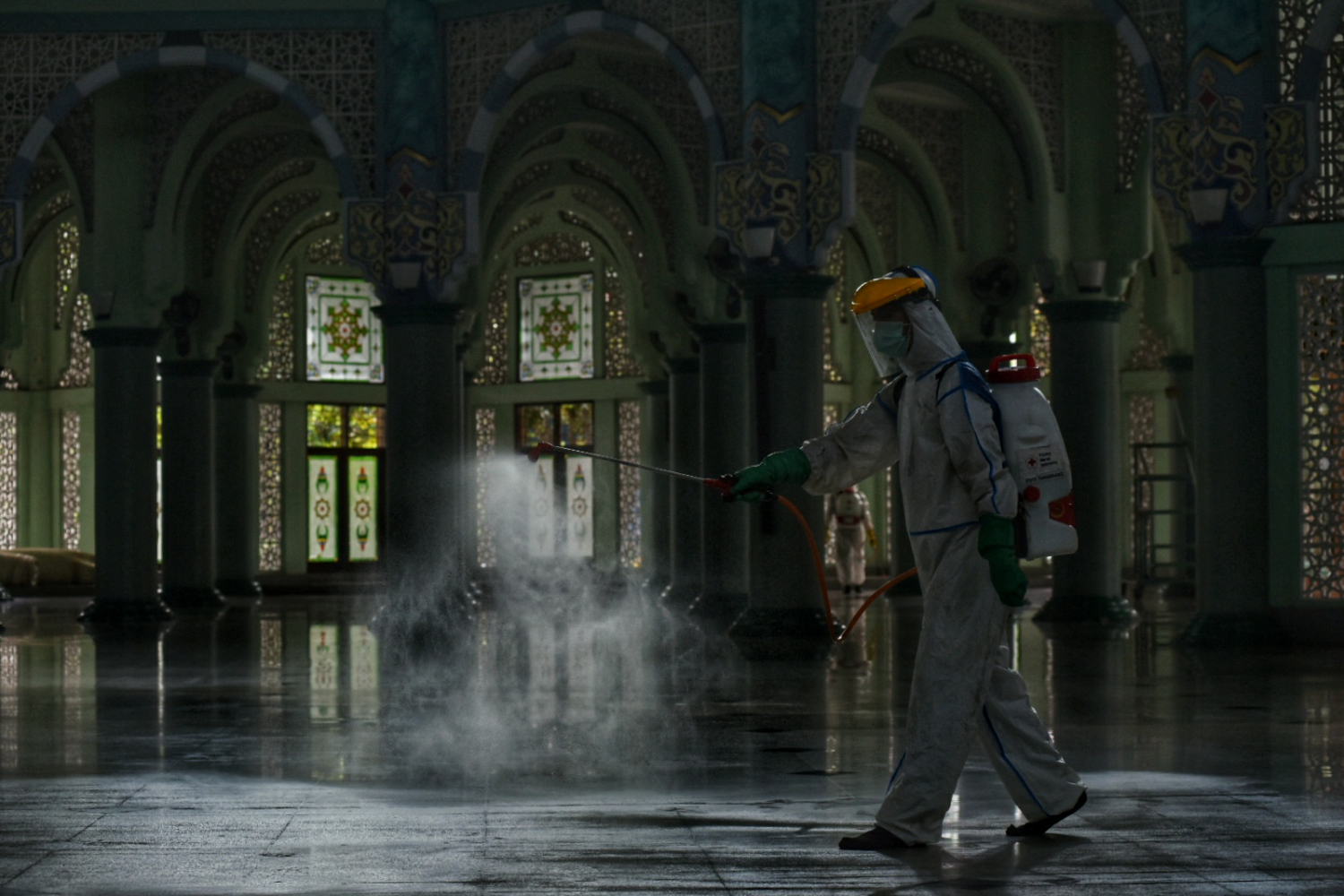 Petugas melakukan penyemprotan disinfektan di masjid wilayah Tangerang guna menyambut kebijakan pembukaan masjid di masa pandemi