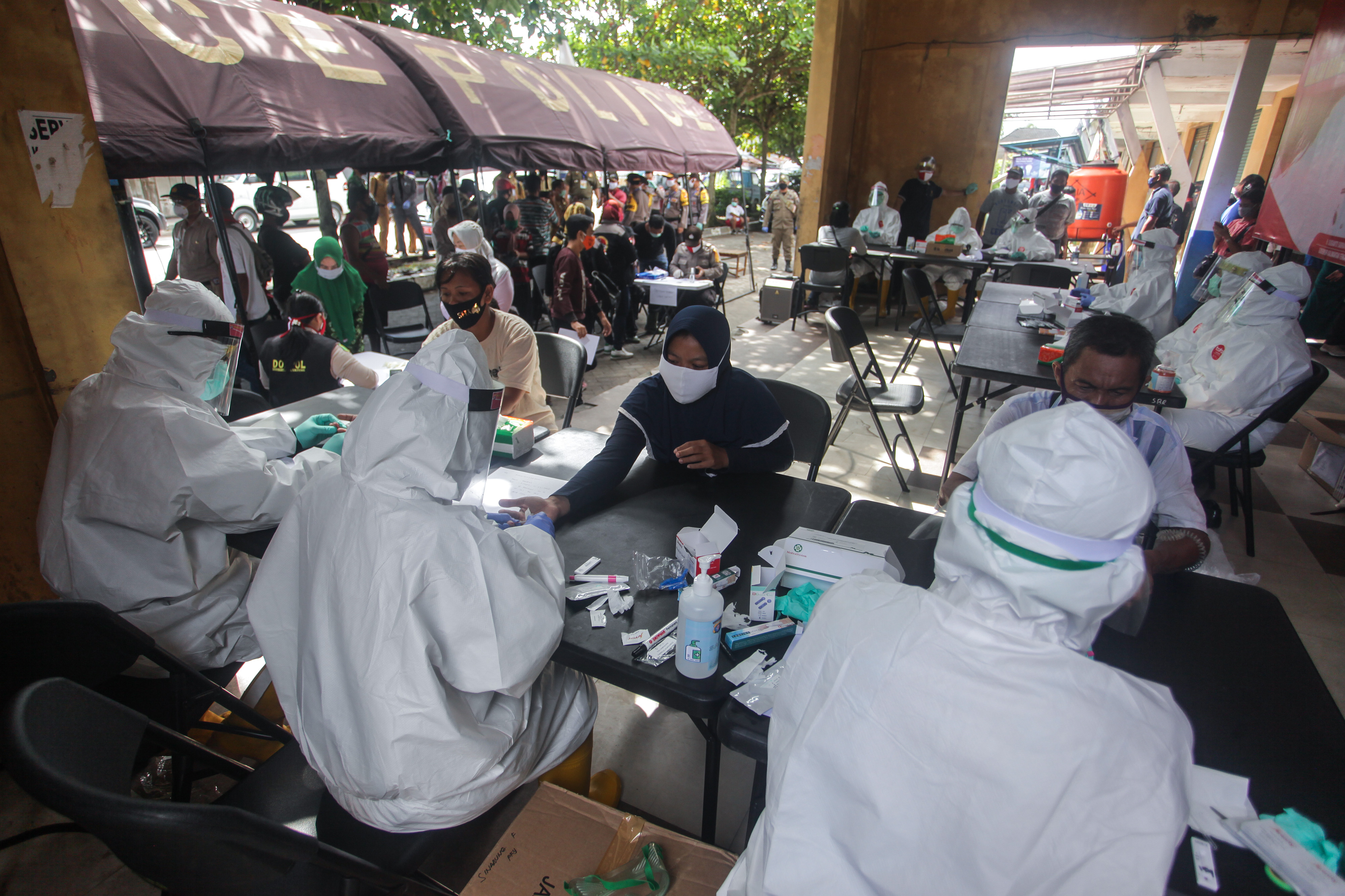 Petugas medis melakukan tes diagnostik cepat (rapid test) covid-19  di Pasar Kahayan, Kalimantan Tengah, Selasa (26/5/2020). 