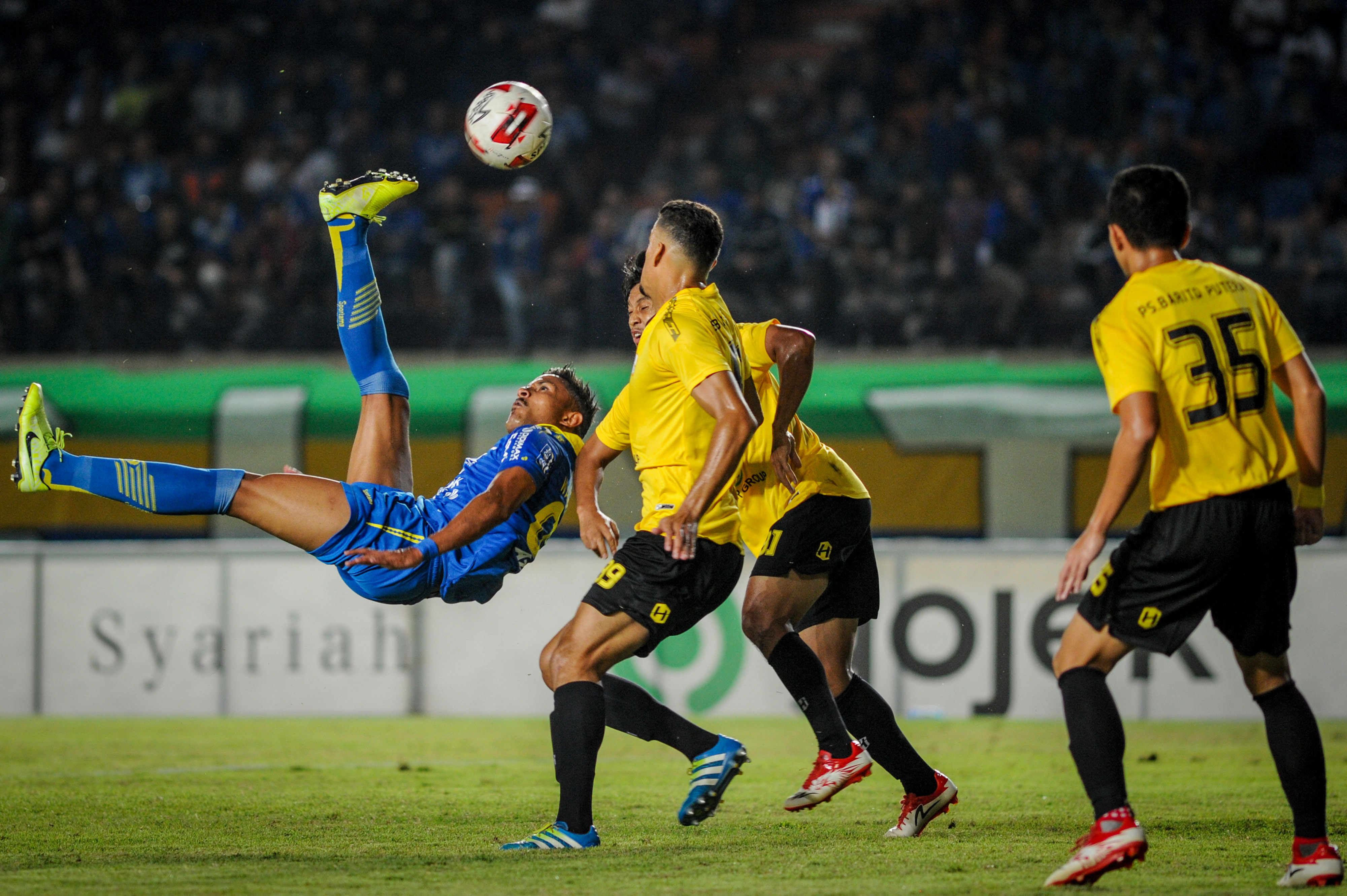 Pemain Persib Bandung melain pemain Barito FC dalam laga uji coba di Stadion Si Jalak Harupat.