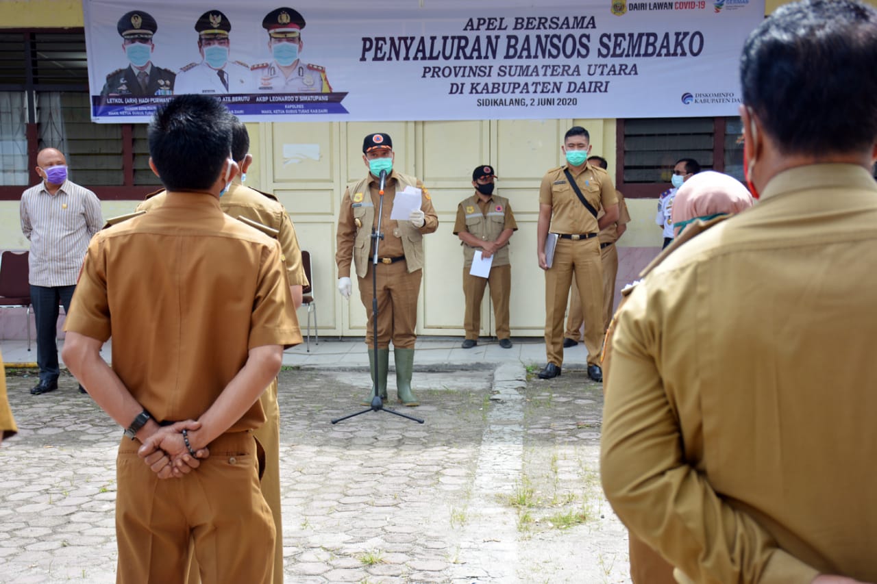 Bupati Dairi Eddy Keleng Ate Berutu memberikan sambutan saat penyaluran bansos sembako dari Pemprov Sumatra Utara.