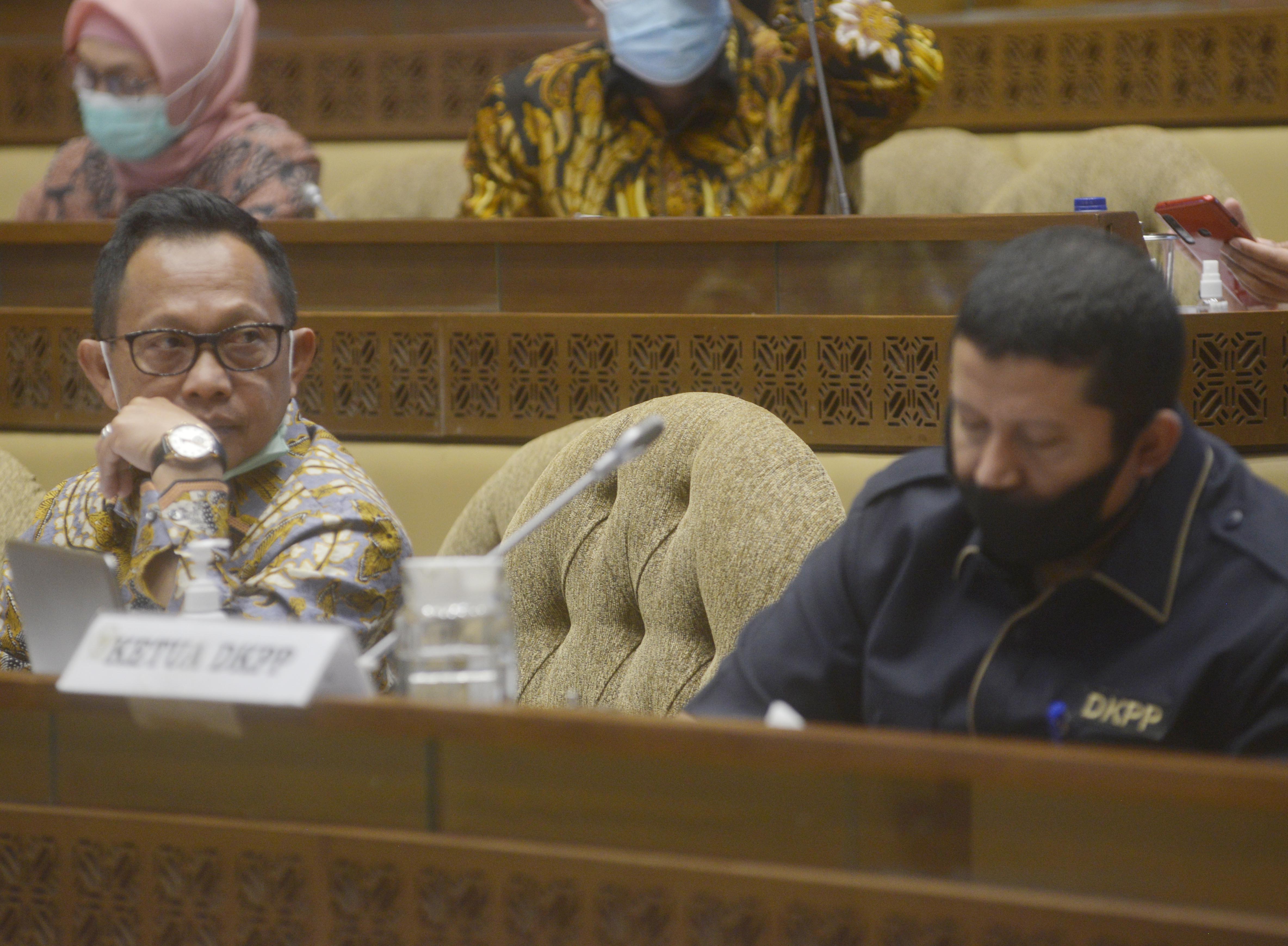Meteri Dalam Negeri Tito Karnavian (kiri) bersama Ketua DKPP Muhammad (kanan) saat rapat membahas anggaran di Komisi II DPR, Rabu (24/6).