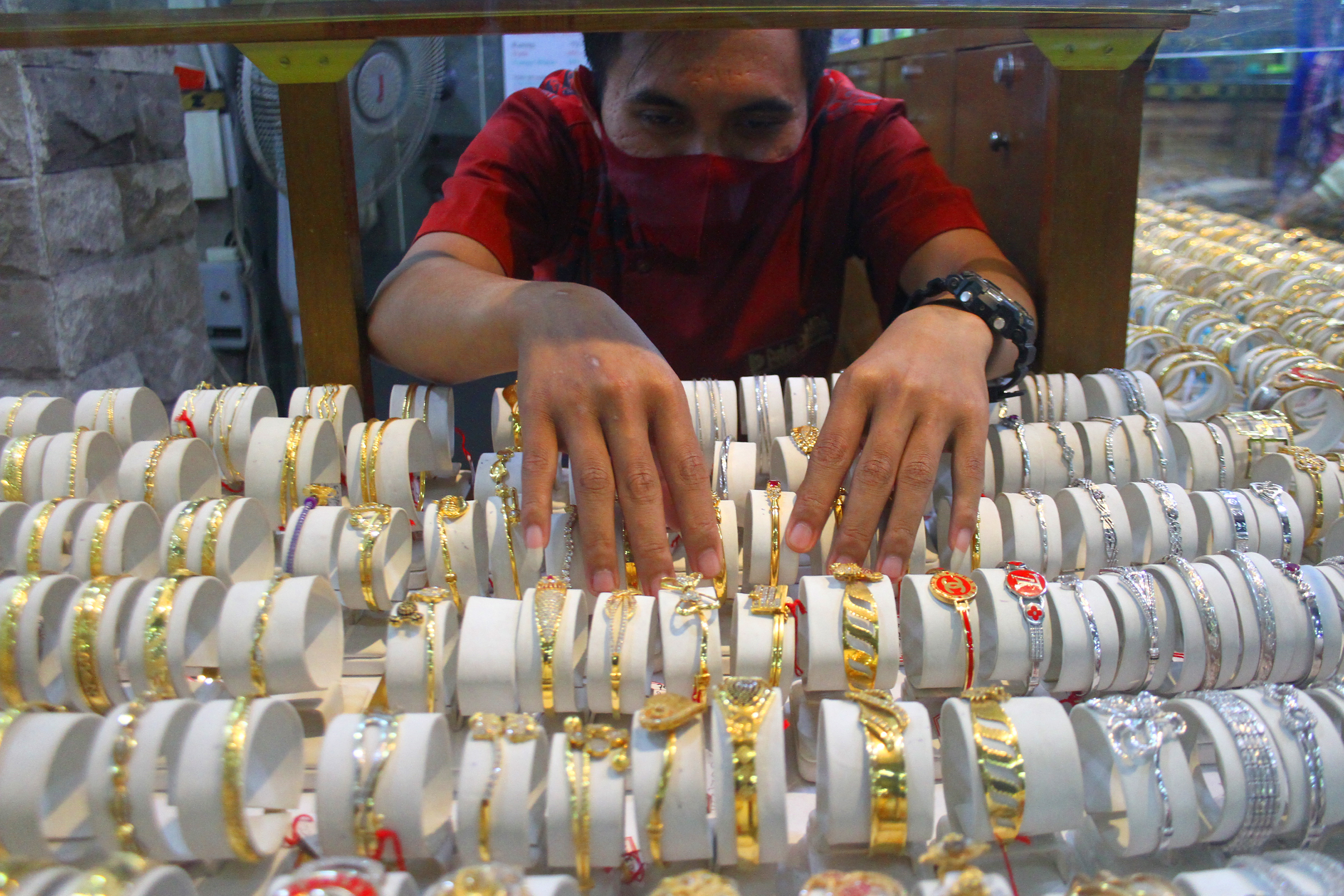 Emas berjangka turun pada akhir perdagangan Rabu (Kamis pagi WIB), karena investor menjual logam mulia bersama kelas aset lain.