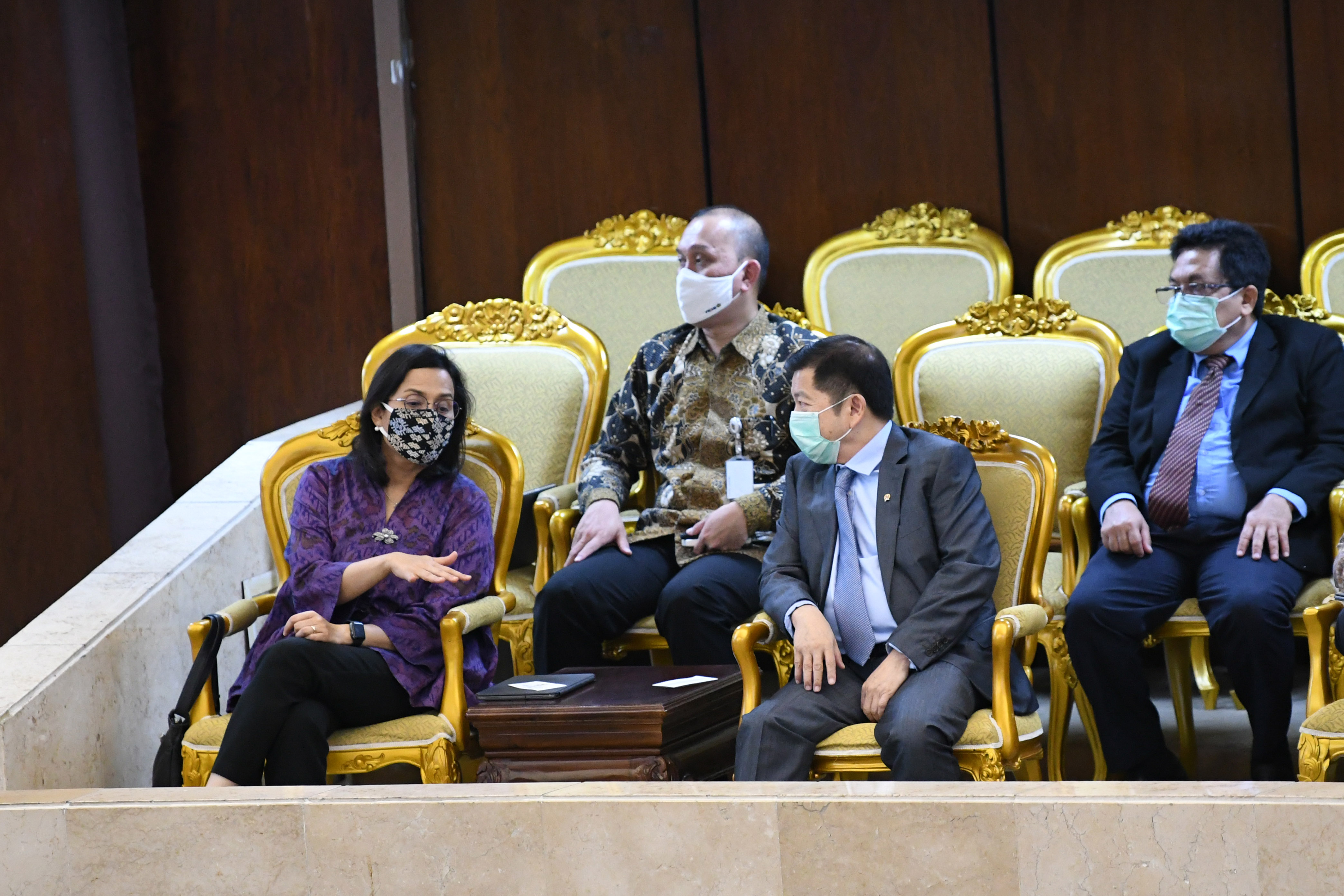 Menkeu Sri Mulyani Indrawati (kiri) berbincang dengan Menteri BPN/Kepala Bappenas Suharso Manoarfa (kedua kanan) di Sidang Paripurna DPR RI.