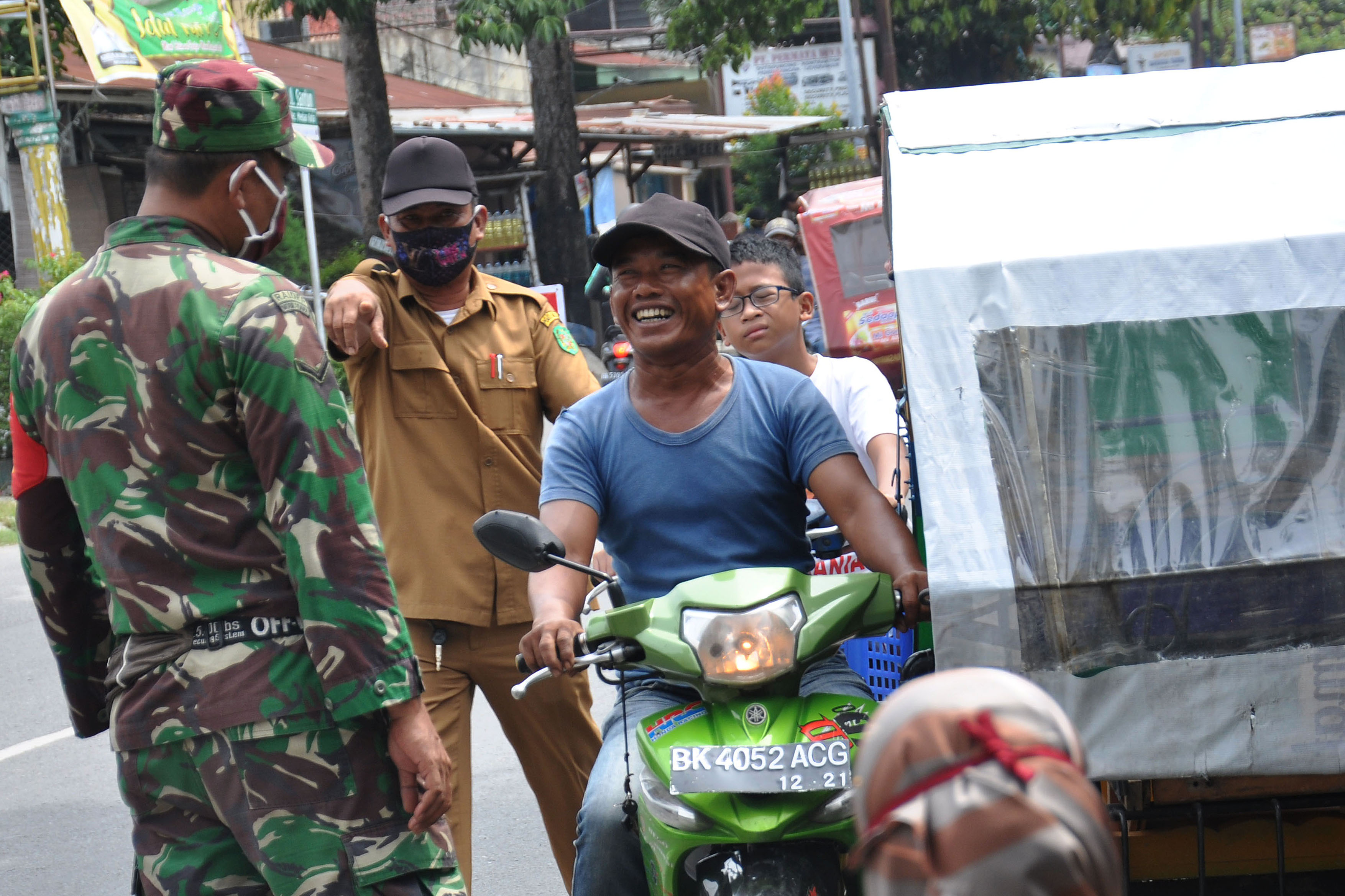 Petugas saat melakukan razia penggunaan masker di Kota Medan, Sumatera Utara, beberapa waktu lalu.