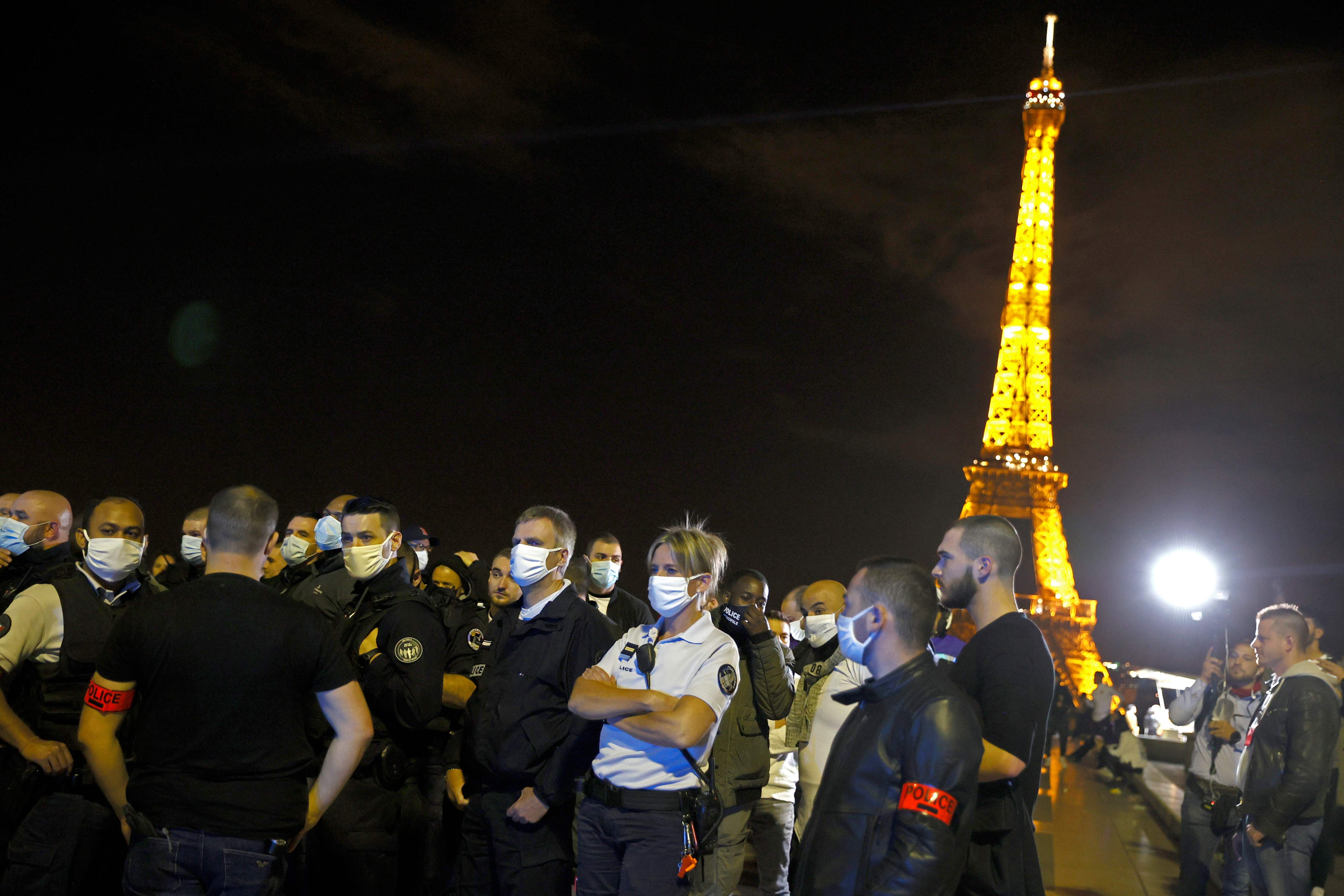 Petugas polisi Prancis melakukan protes di alun-alun Trocadero di depan Menara Eiffel di Paris, Minggu (14/6).