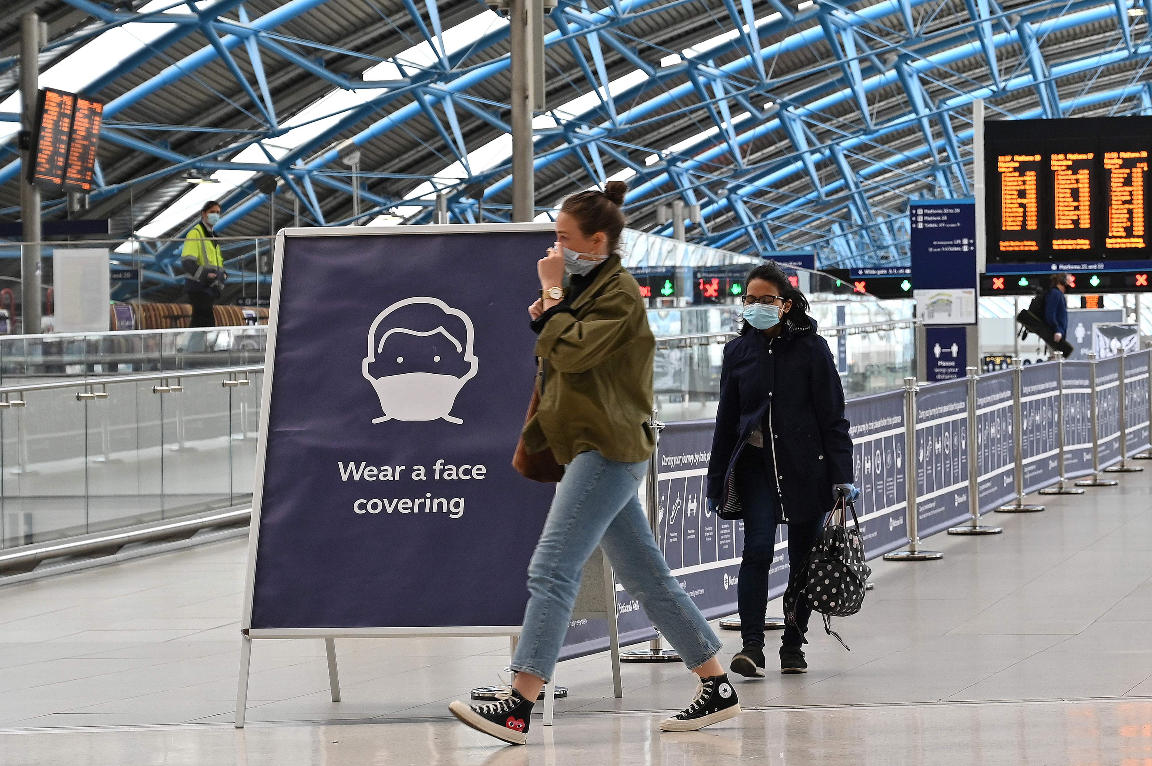 Orang yang tiba di Inggris wajib mengisolasi diri selama 14 hari