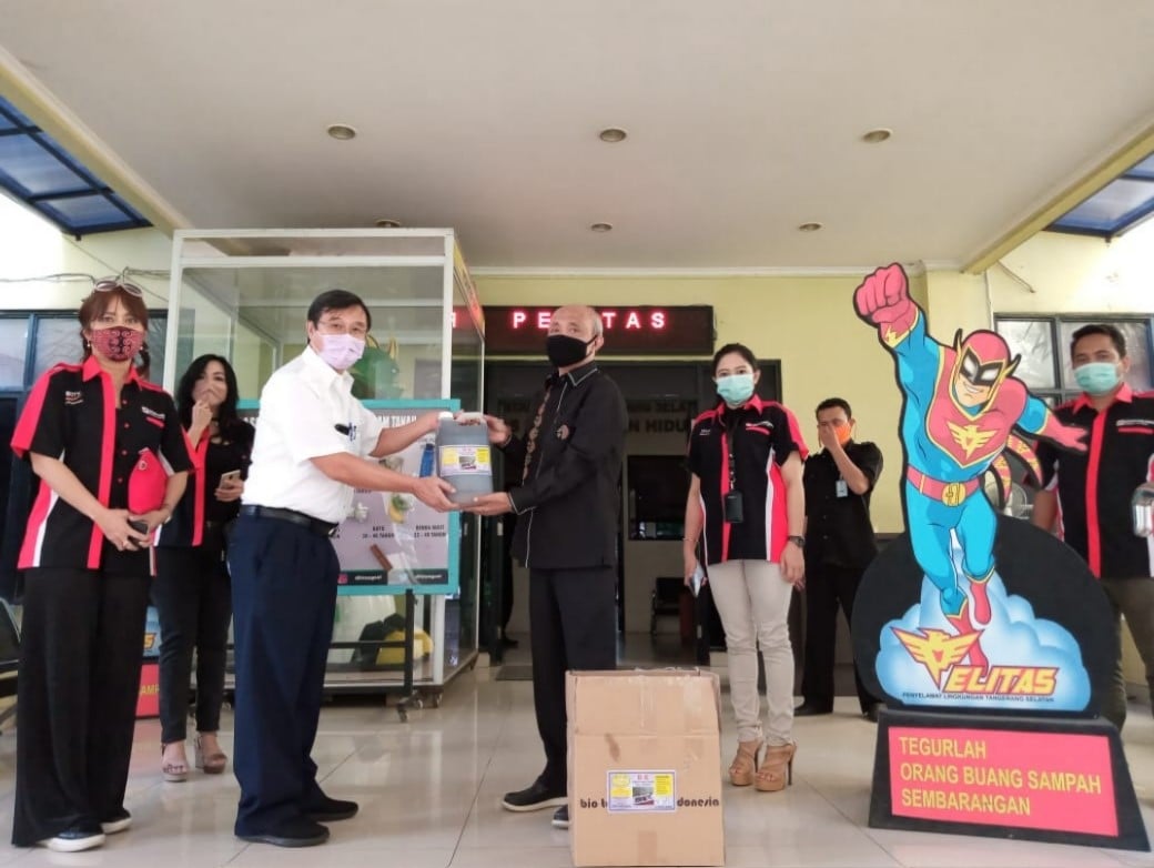 Syukur Lawigena, mewakili pimpinan Sinar Mas Land, (kiri) menyerahkan bantuan obat penghilang bau sampah untuk TPA Cipeucang.