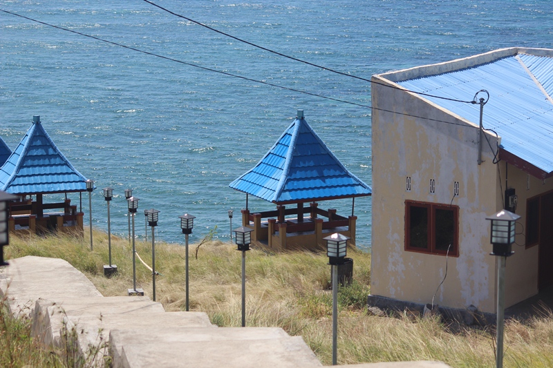 Lokasi wisata Tanjung Kajuwulu yang berada di Desa Magepanda, Kabupaten Sikka, NTT sebagai tempat karantina bagi pekerja migran. 