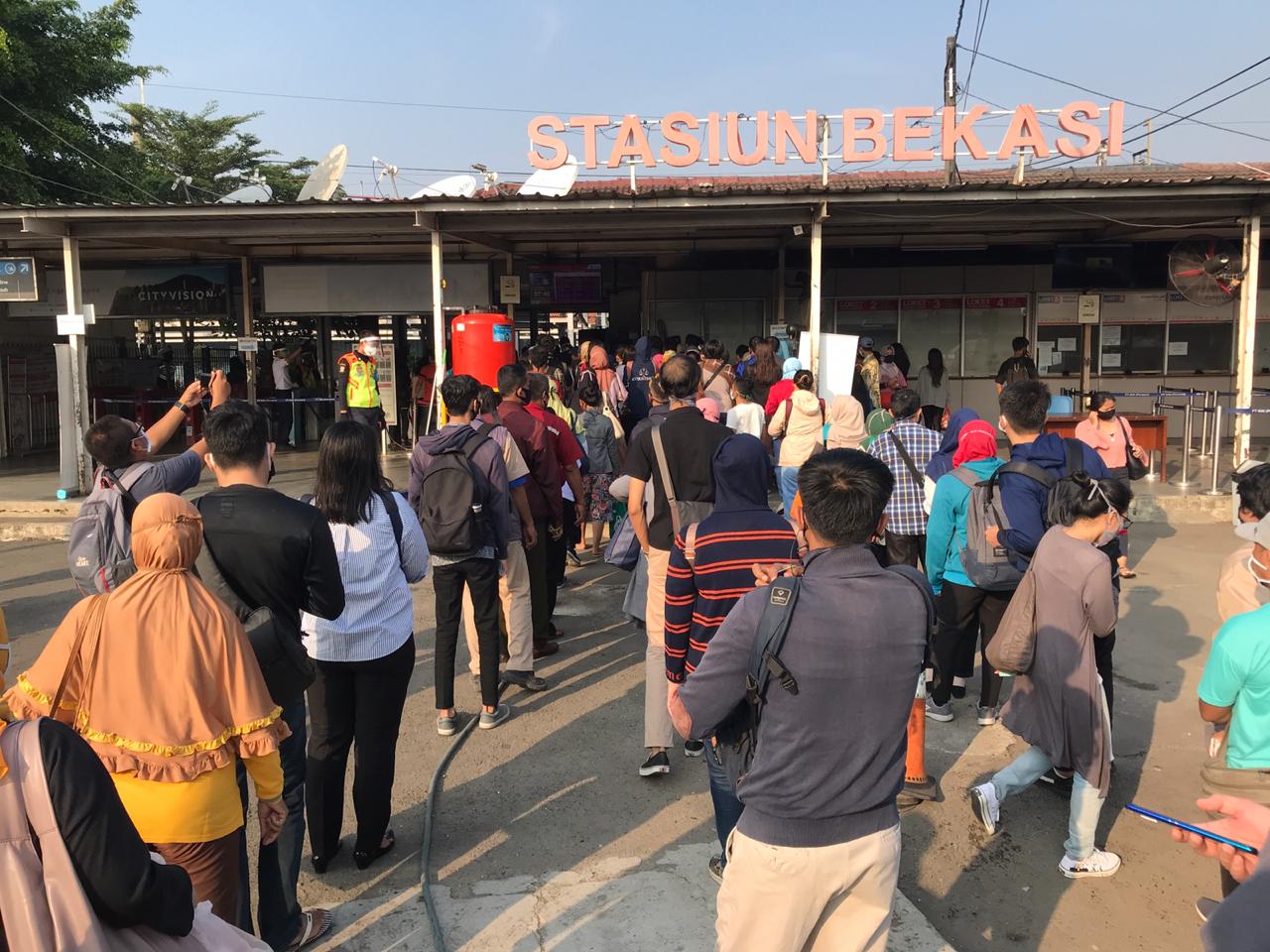 Antrean yang terjadi si Stasiun Bekasi pada 8 Juni 2020