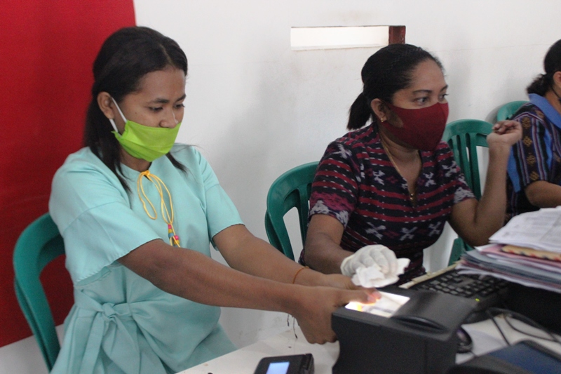 Seorang warga pemula sedang melakukan perekaman KTP-E di Sikka (16/6/2020)