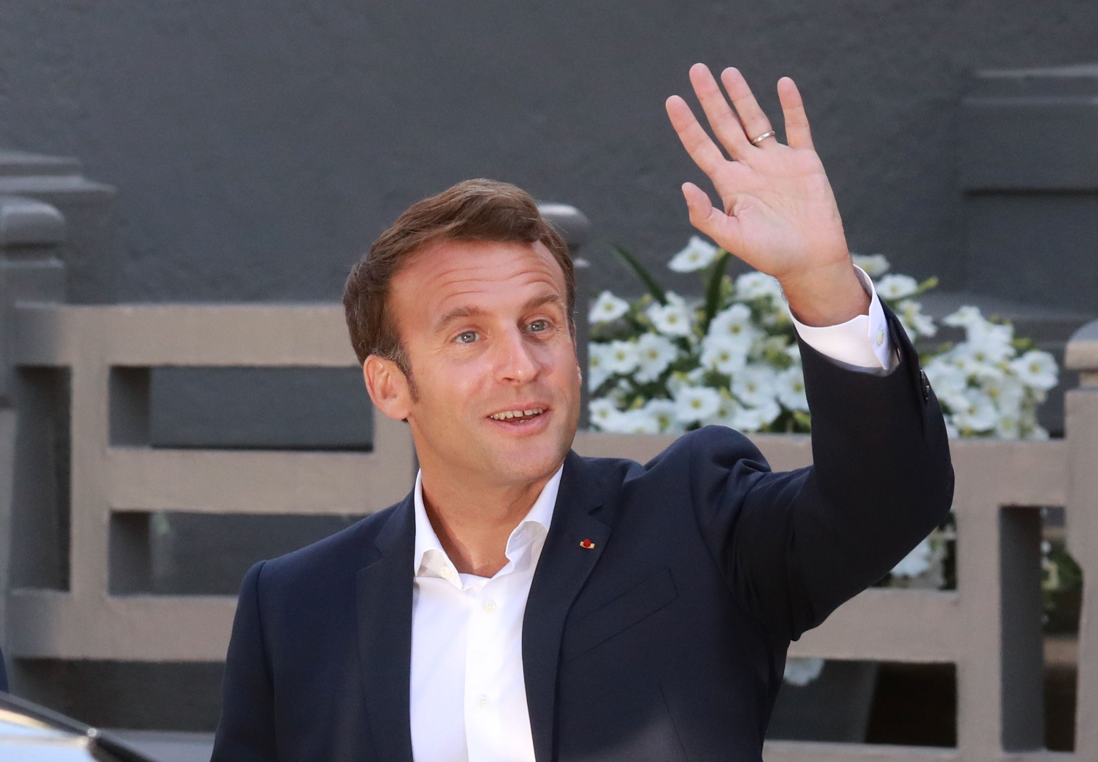 Presiden Prancis Emmanuel Macron setelah memberikan suara pada pemilihan umum kota di Le Touquet (28/6/2020)