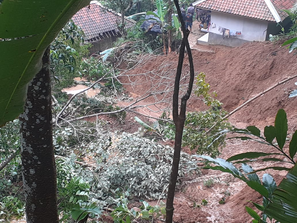 Material longsor timbun dua rumah di Kampung Ciroyom, Desa Jatijaya, Kecamatan Gunung Tanjung, Tasikmalaya, satu korban jiwa.