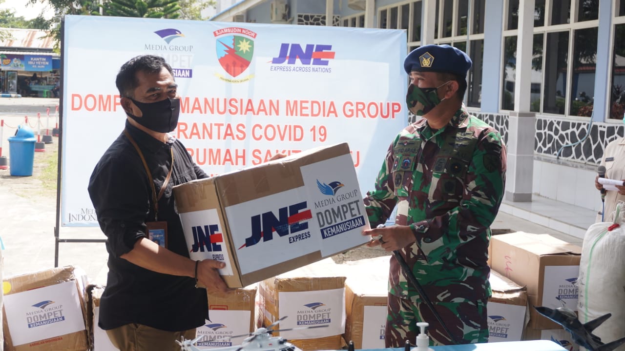 Bantuan Media Grup berupa APD dan fasilitas lain untuk penanganan covid kepada RS AURI Kalsel yang diterima Danlanud Syamsuddin Noor  
