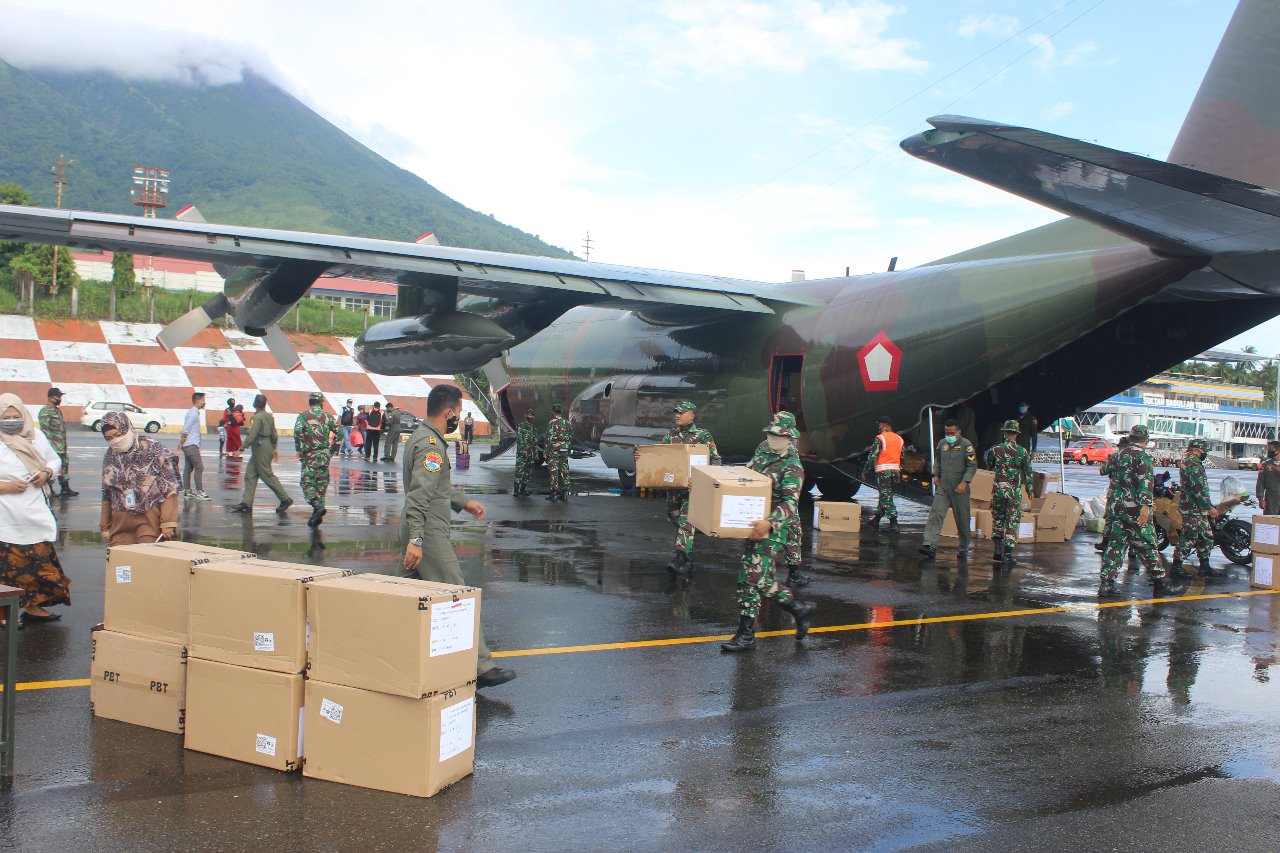 Ribuan bantuan APD dari Gugus Tugas Nasional tiba di Bandara Sultan Babullah Ternate, Maluku Utara, Selasa (9/6/2020).