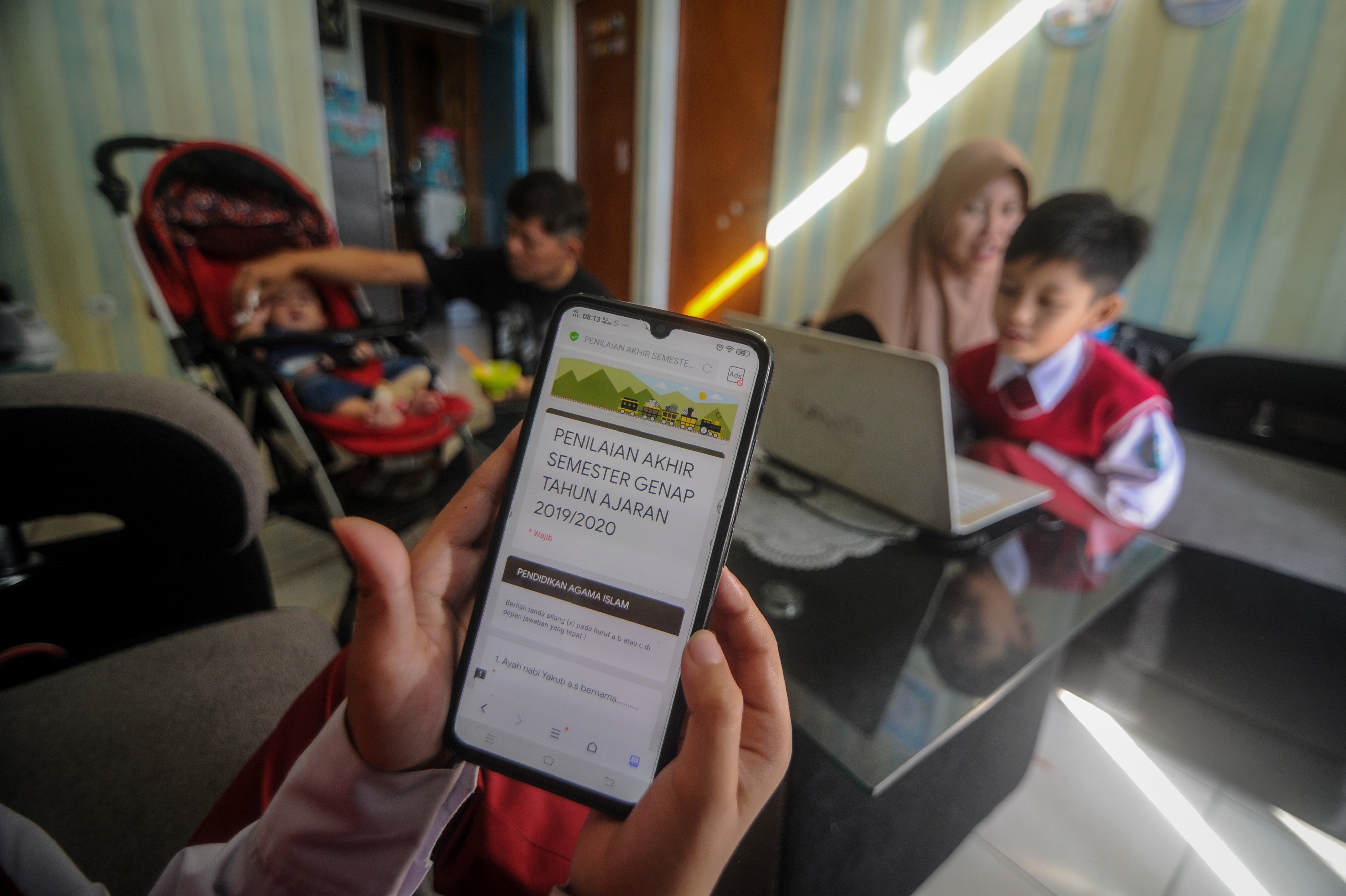 Siswa melakukan pembelajaran jarak jauh selama Pandemi Covid-19