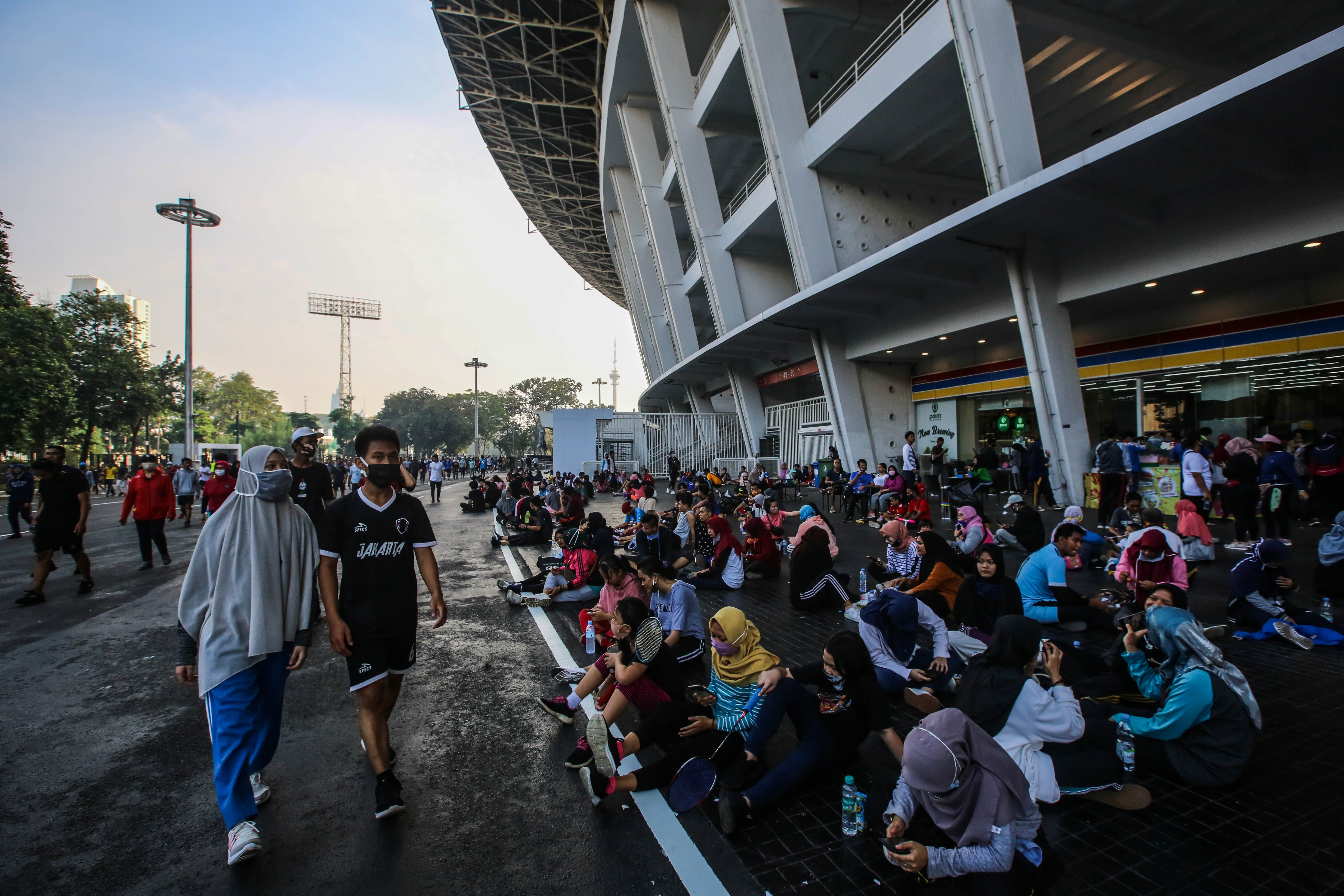 Warga memadati kawasan Gelora Bung Karno di masa PSBB transisi.